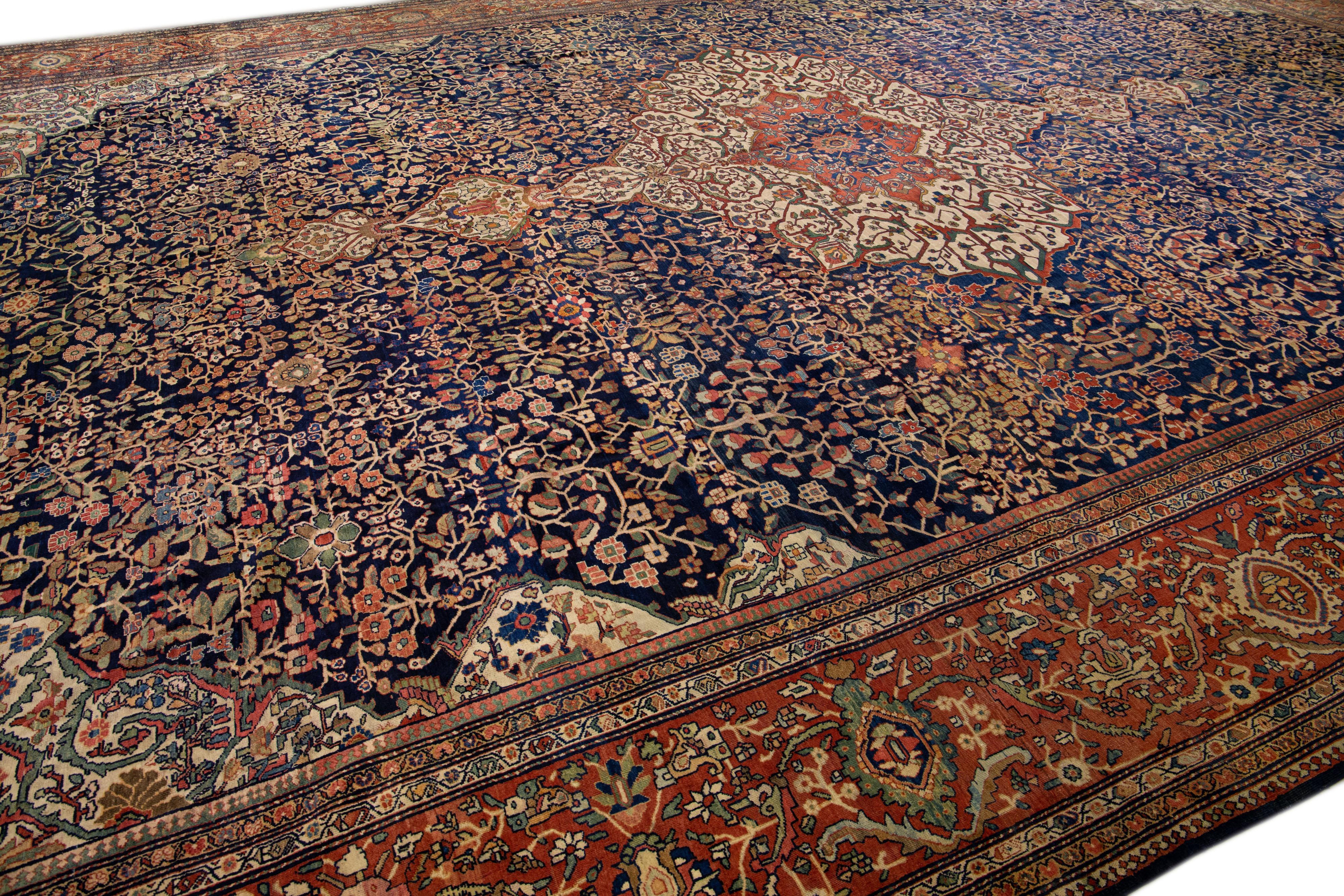 Blauer antiker Farahan Handgefertigter übergroßer persischer Wollteppich in Blau mit Herati-Motiv (20. Jahrhundert) im Angebot