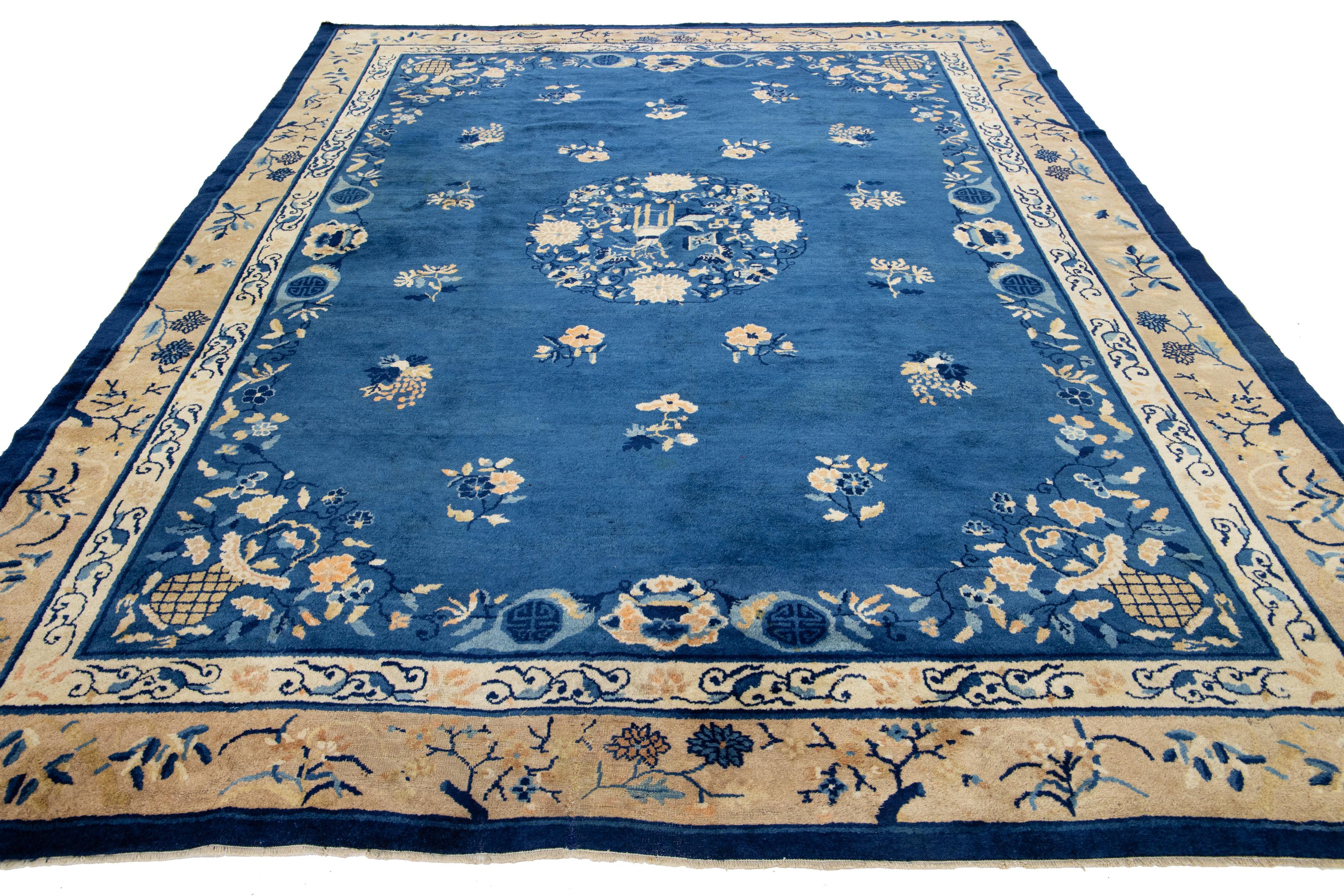 Tapis ancien en laine à fleurs chinoises de Pékin, fait à la main, de couleur bleue en vente 2