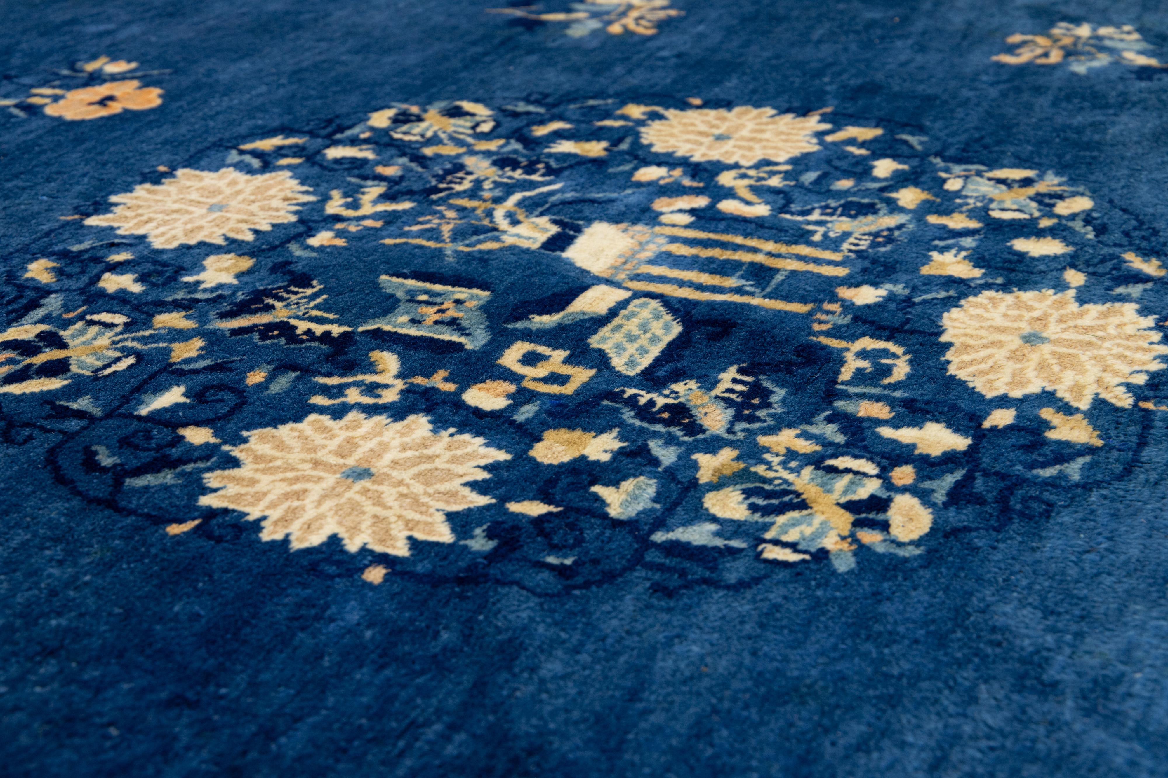 Tapis ancien en laine à fleurs chinoises de Pékin, fait à la main, de couleur bleue en vente 3