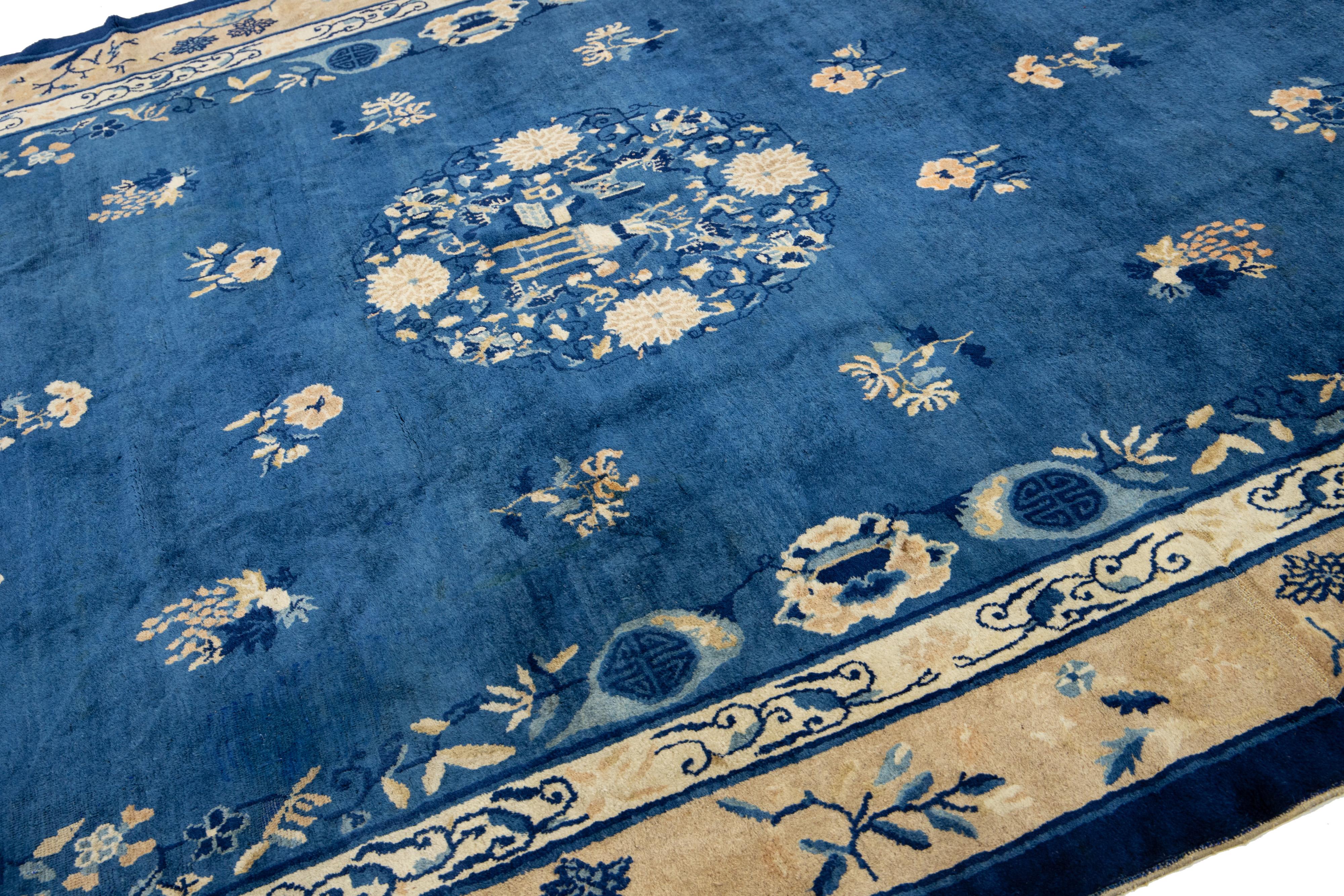 Noué à la main Tapis ancien en laine à fleurs chinoises de Pékin, fait à la main, de couleur bleue en vente