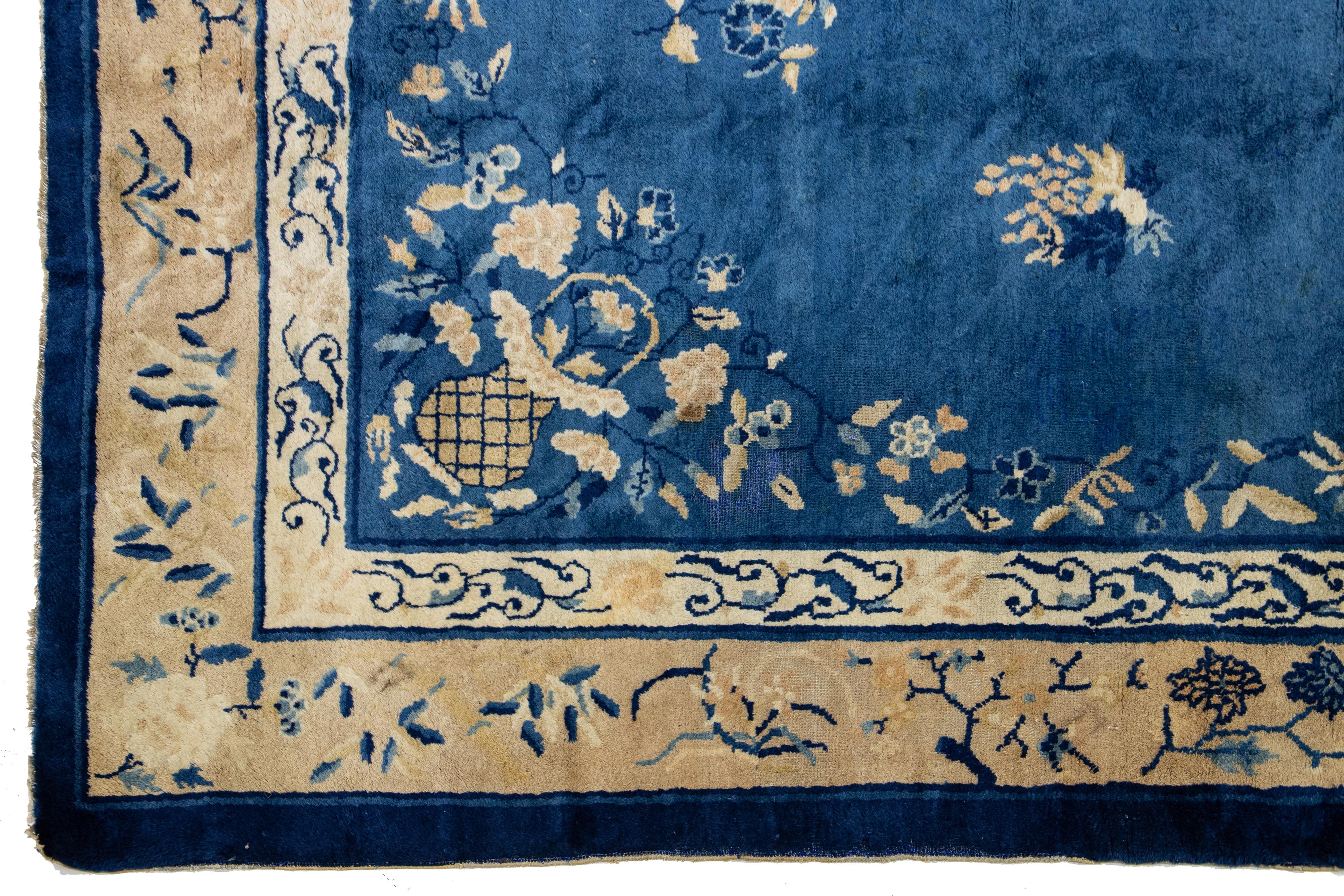 Tapis ancien en laine à fleurs chinoises de Pékin, fait à la main, de couleur bleue Excellent état - En vente à Norwalk, CT