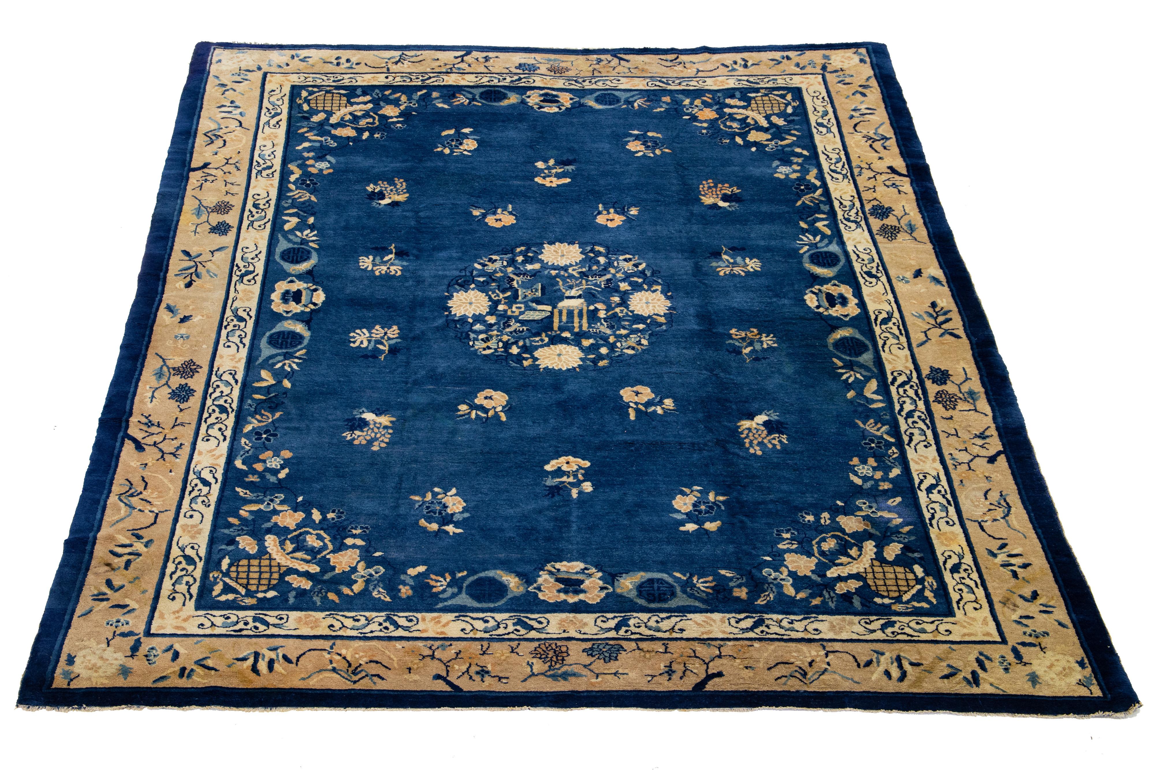 20ième siècle Tapis ancien en laine à fleurs chinoises de Pékin, fait à la main, de couleur bleue en vente