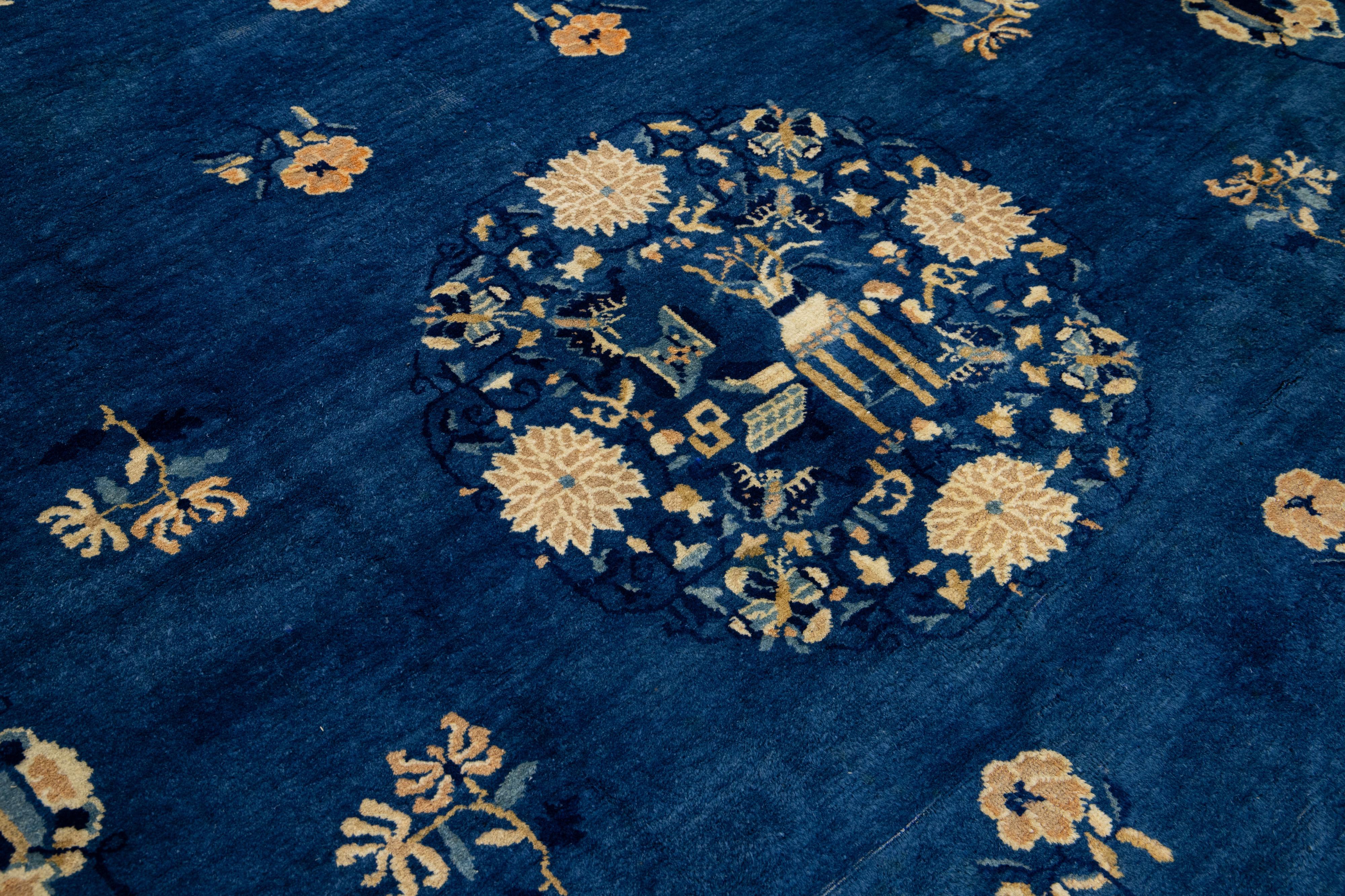 Laine Tapis ancien en laine à fleurs chinoises de Pékin, fait à la main, de couleur bleue en vente