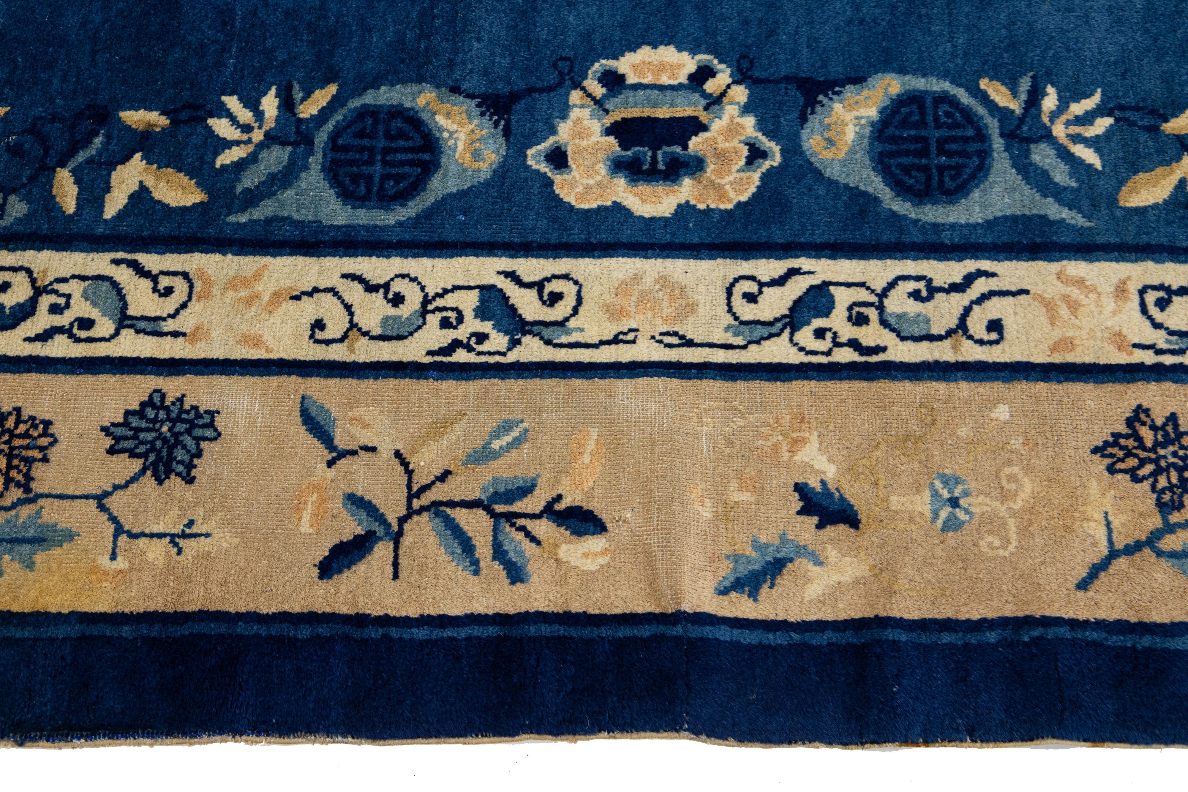 Tapis ancien en laine à fleurs chinoises de Pékin, fait à la main, de couleur bleue en vente 1