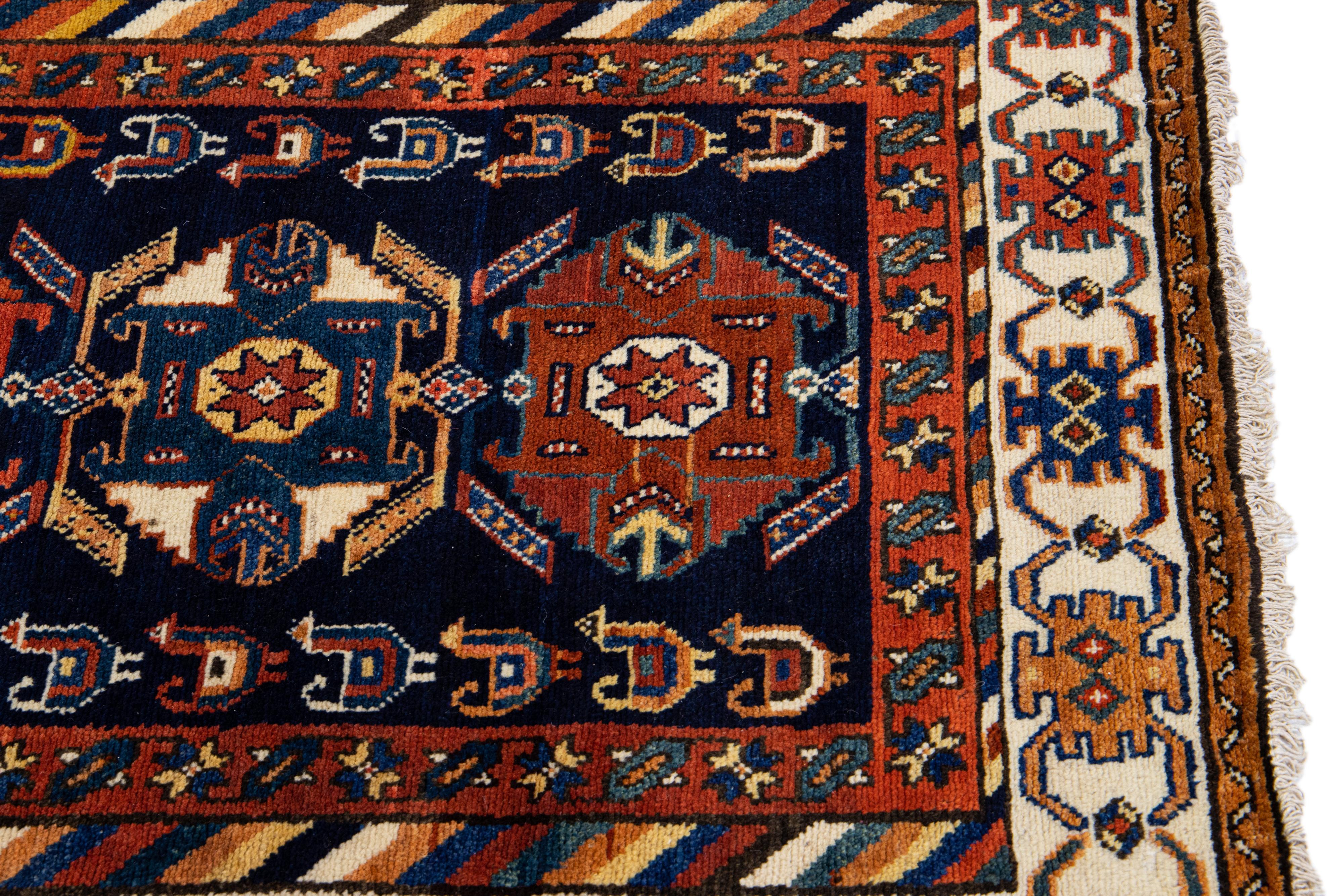 Blauer antiker Malayer Handgefertigter Woll-Läufer im Stammes-Design (Wolle) im Angebot