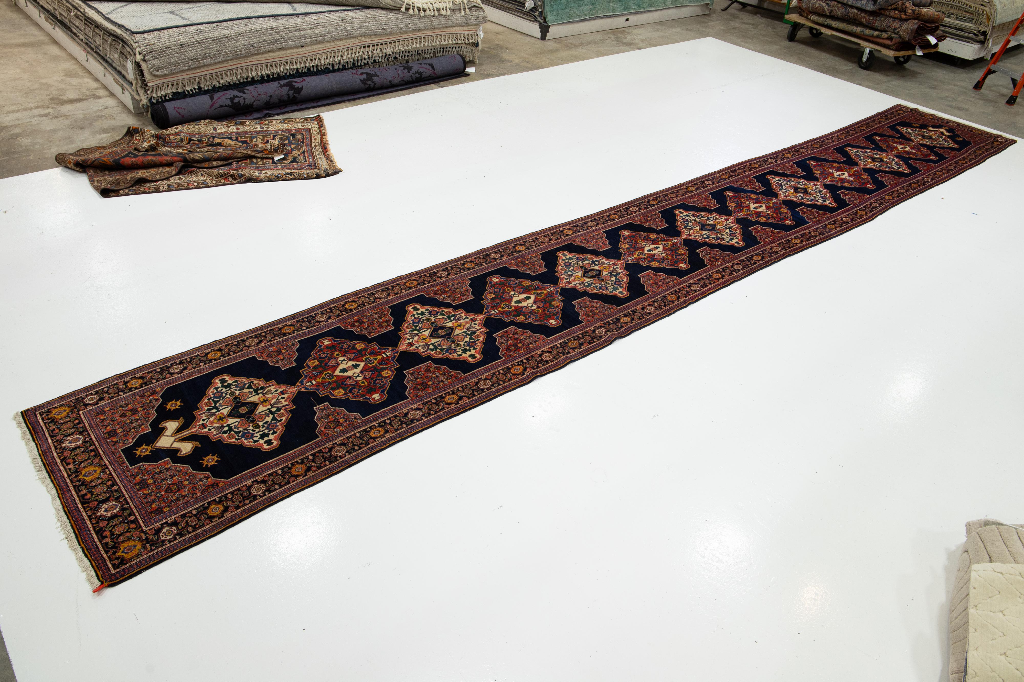 Perse Tapis de couloir persan Malayer ancien en laine bleue avec motif tribal en vente
