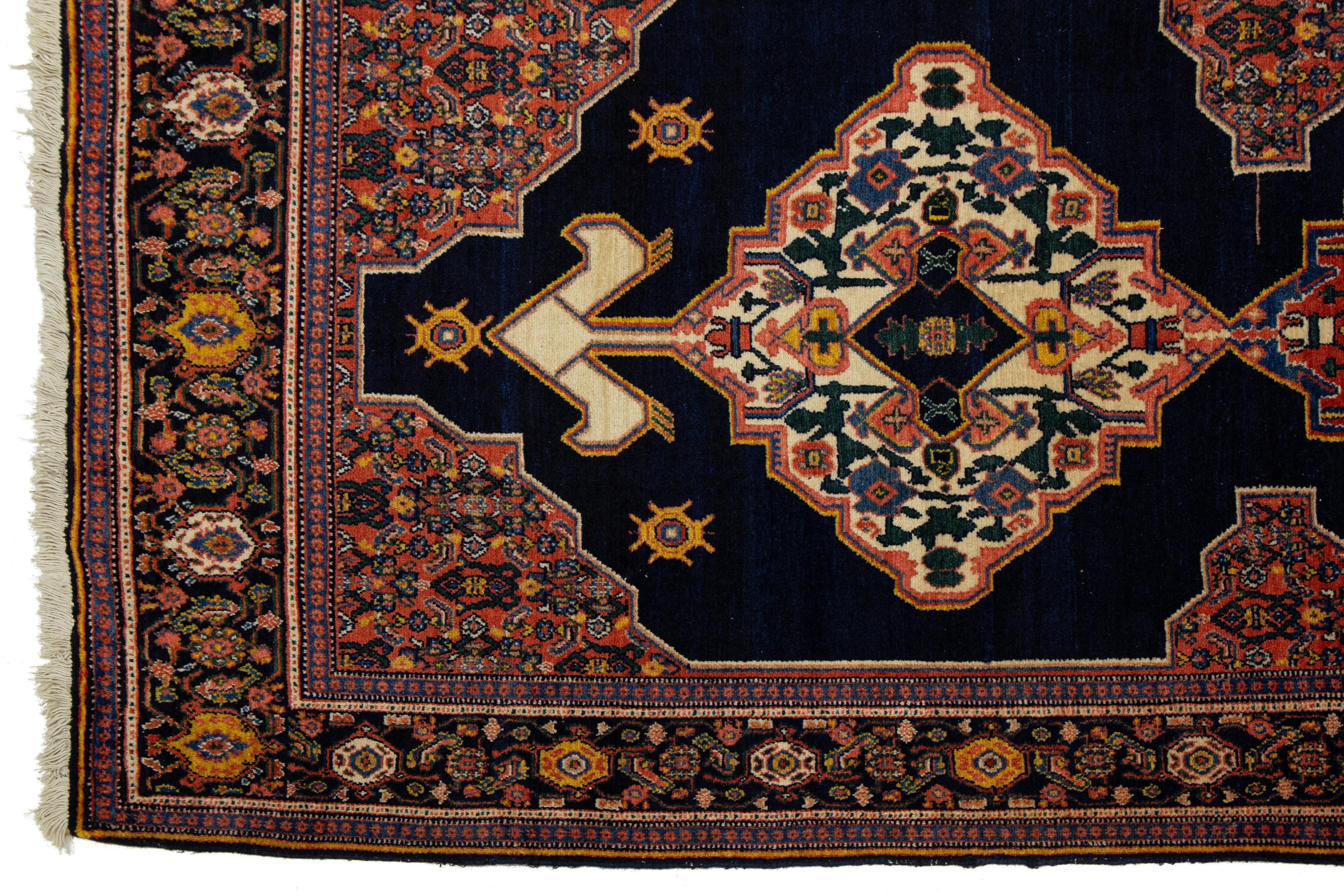 Noué à la main Tapis de couloir persan Malayer ancien en laine bleue avec motif tribal en vente