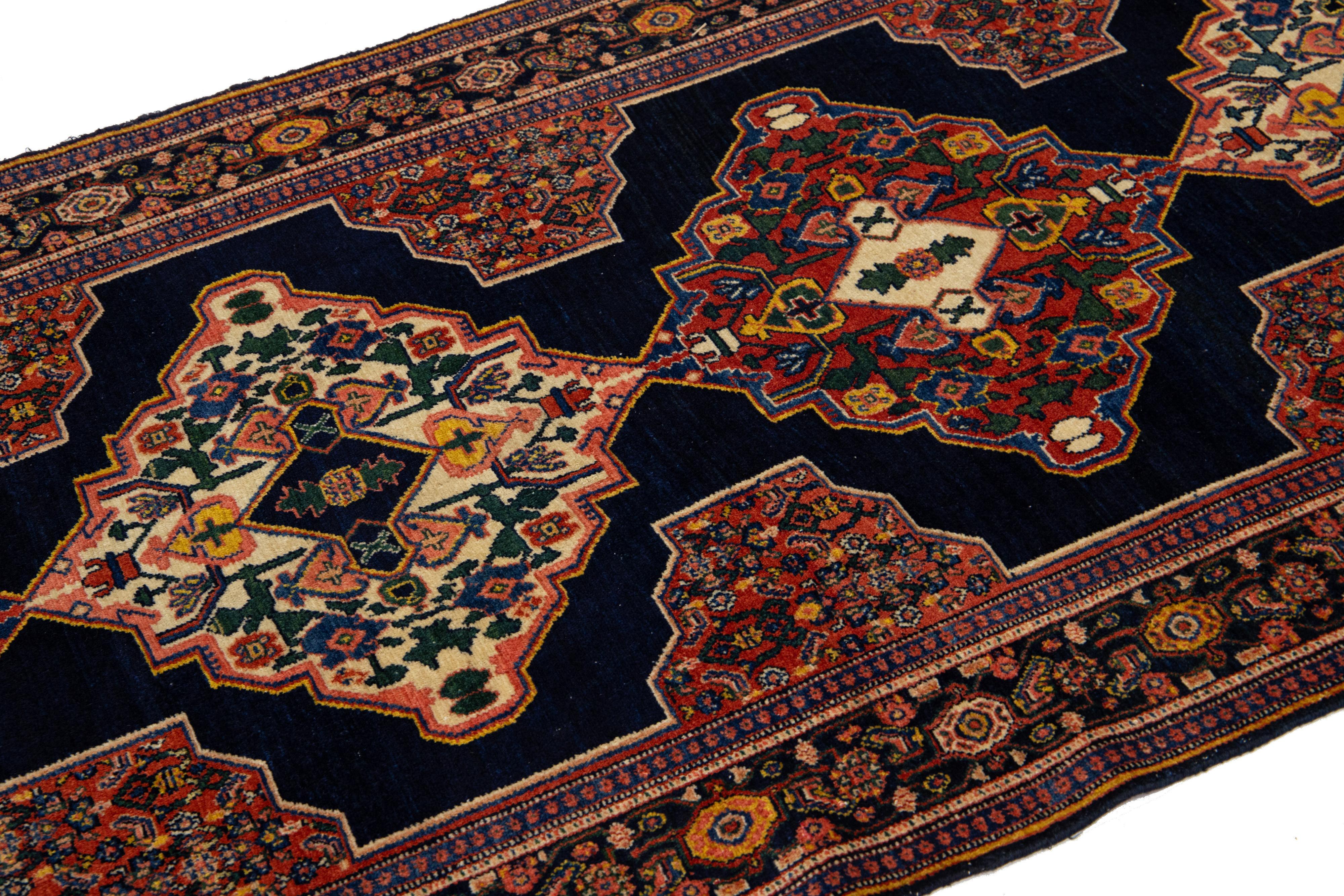 Tapis de couloir persan Malayer ancien en laine bleue avec motif tribal Bon état - En vente à Norwalk, CT
