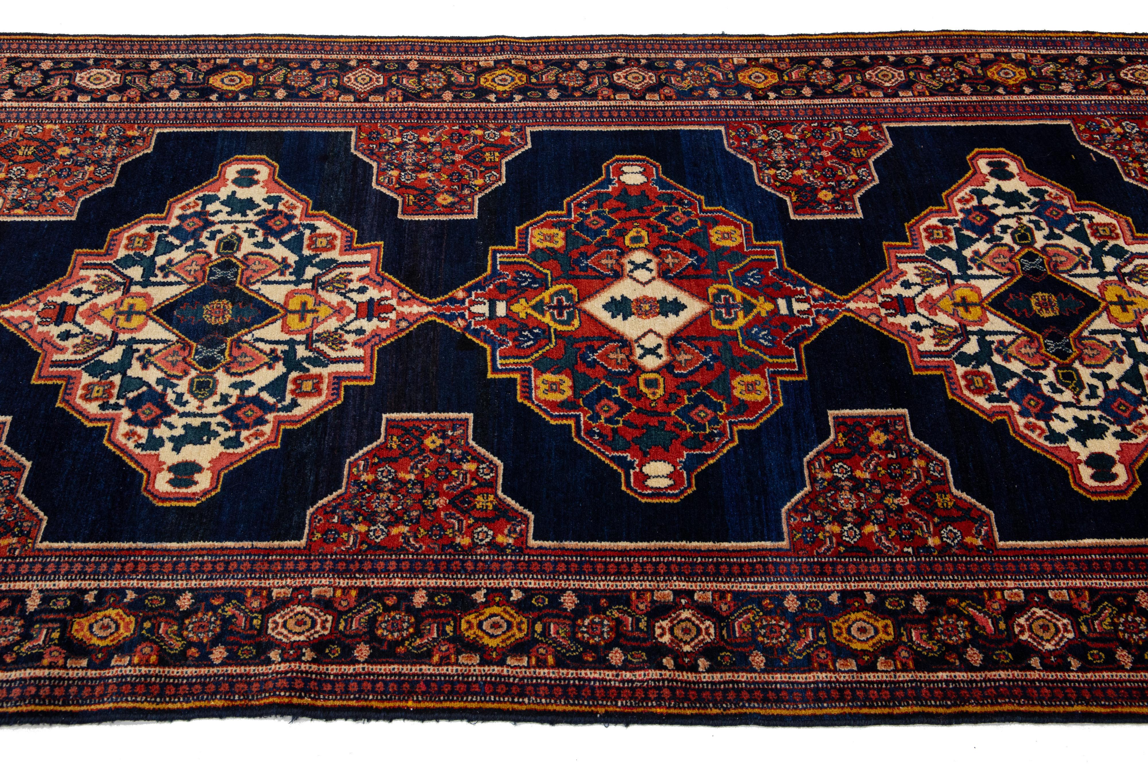 20ième siècle Tapis de couloir persan Malayer ancien en laine bleue avec motif tribal en vente