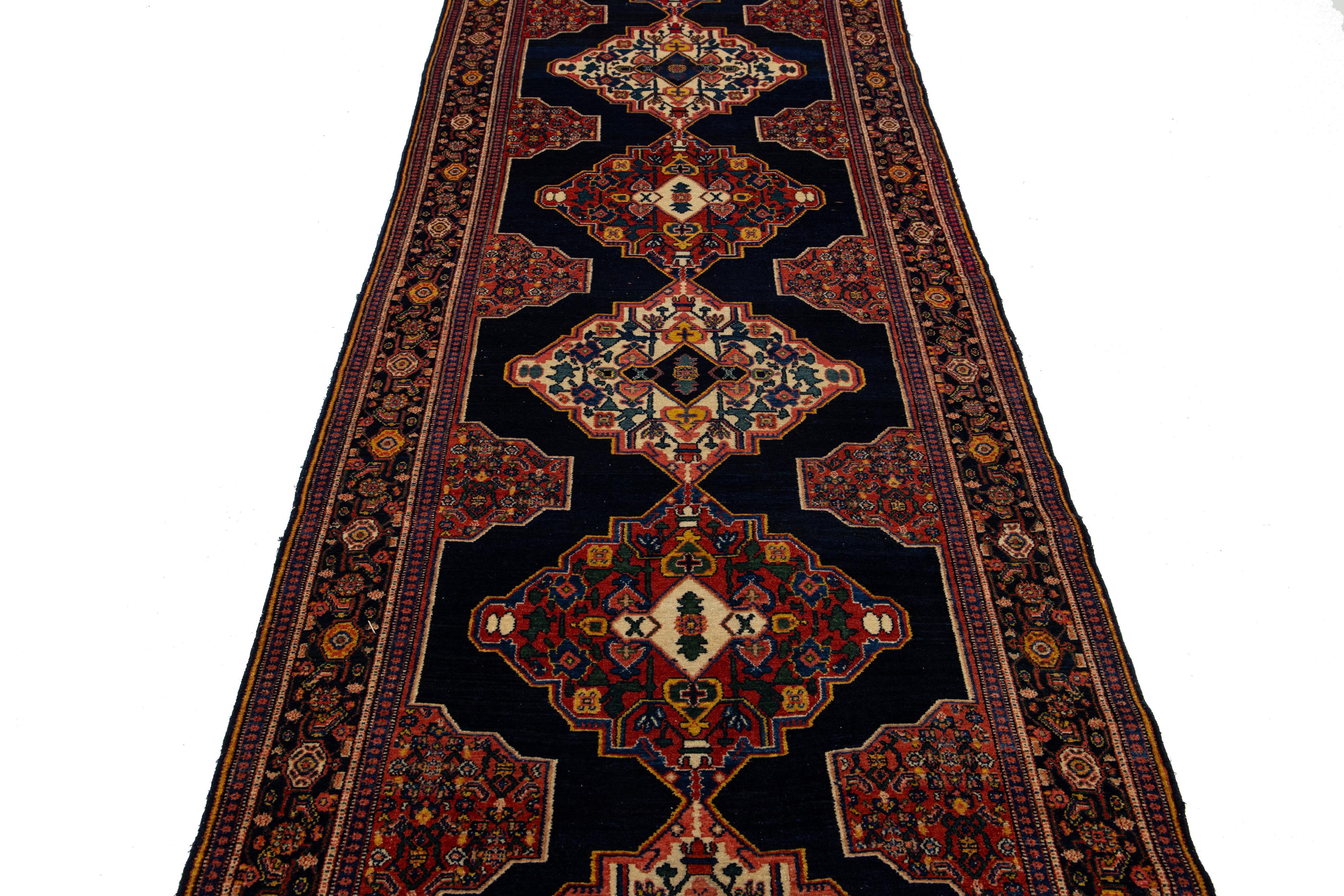 Tapis de couloir persan Malayer ancien en laine bleue avec motif tribal en vente 1