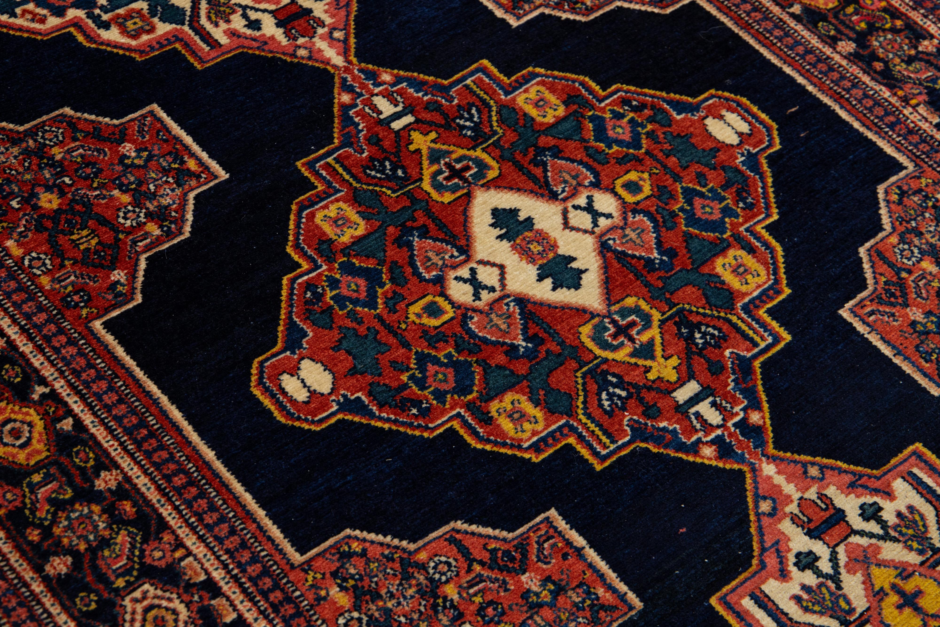 Tapis de couloir persan Malayer ancien en laine bleue avec motif tribal en vente 2