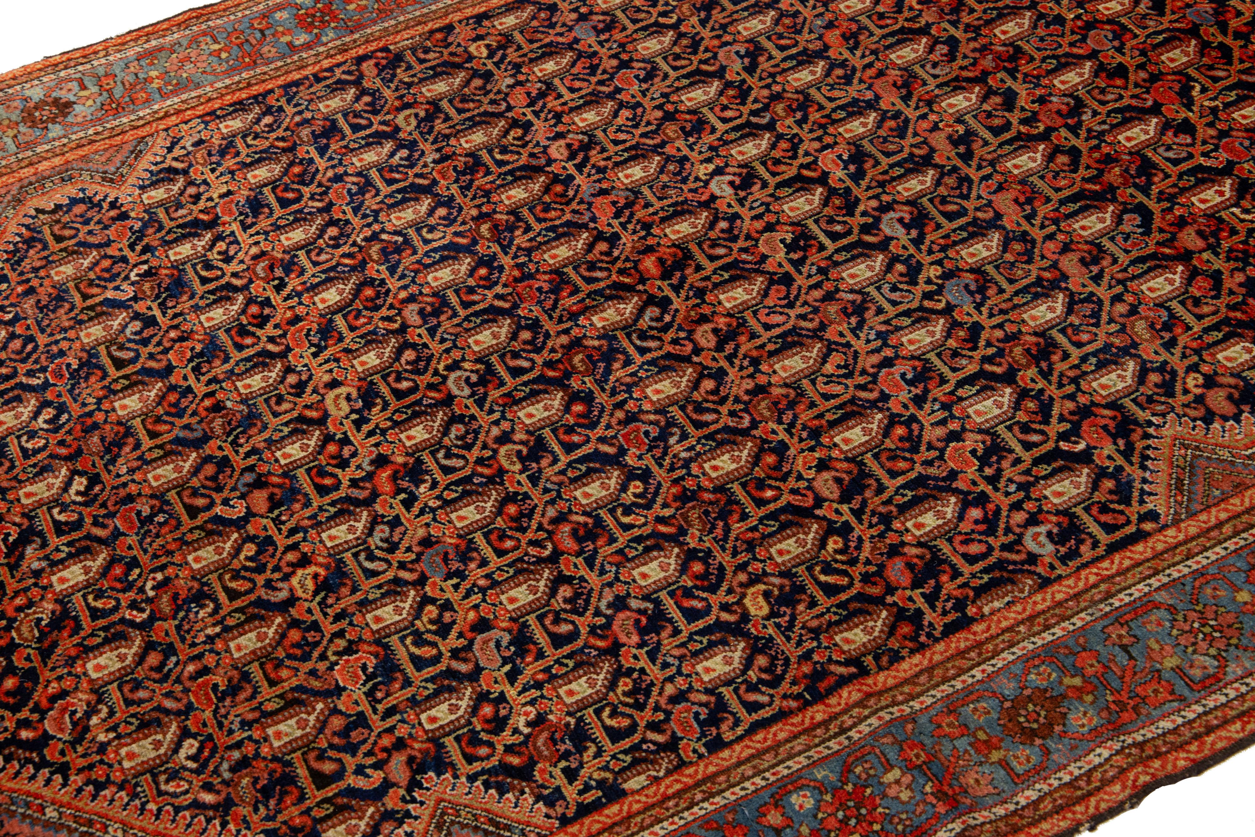 Noué à la main Tapis persan Malayer ancien en laine bleue avec motif rouille sur toute sa surface en vente