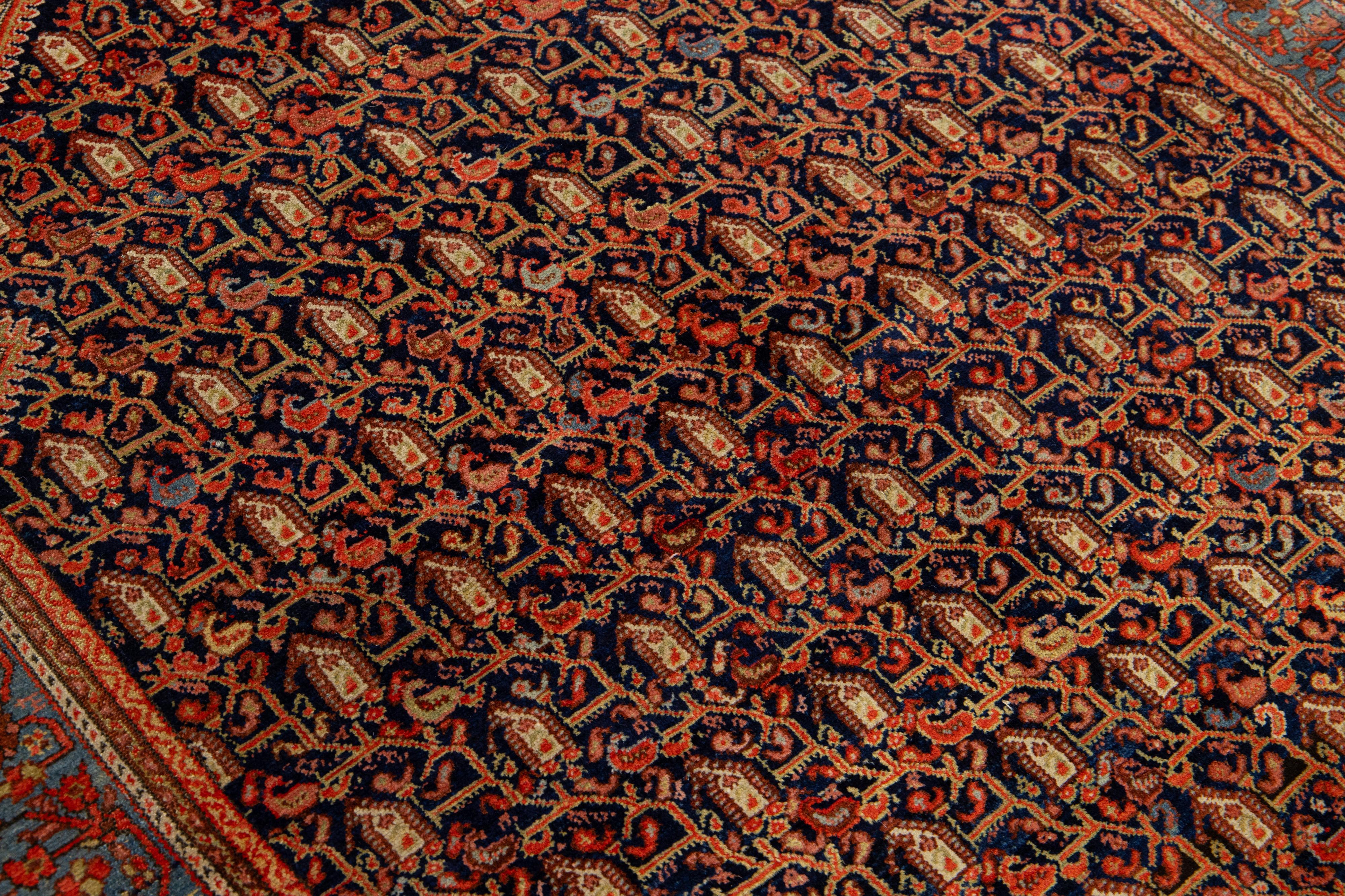 Laine Tapis persan Malayer ancien en laine bleue avec motif rouille sur toute sa surface en vente