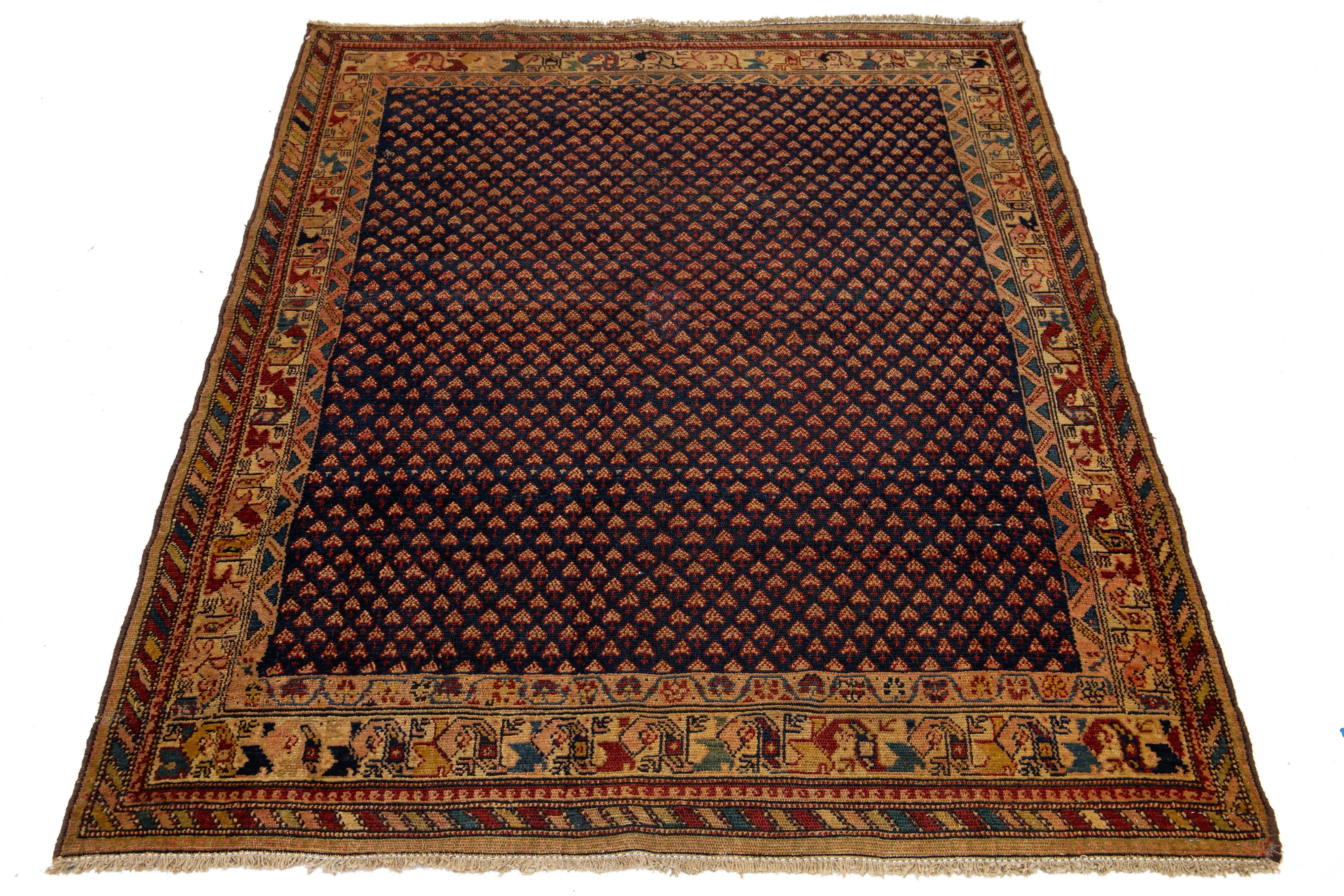 Il s'agit d'un tapis persan Malayer fait à la main et datant du 20e siècle. Il présente un champ bleu avec des accents terracotta et tan sur l'ensemble du motif Boteh.

Ce tapis mesure 4'6