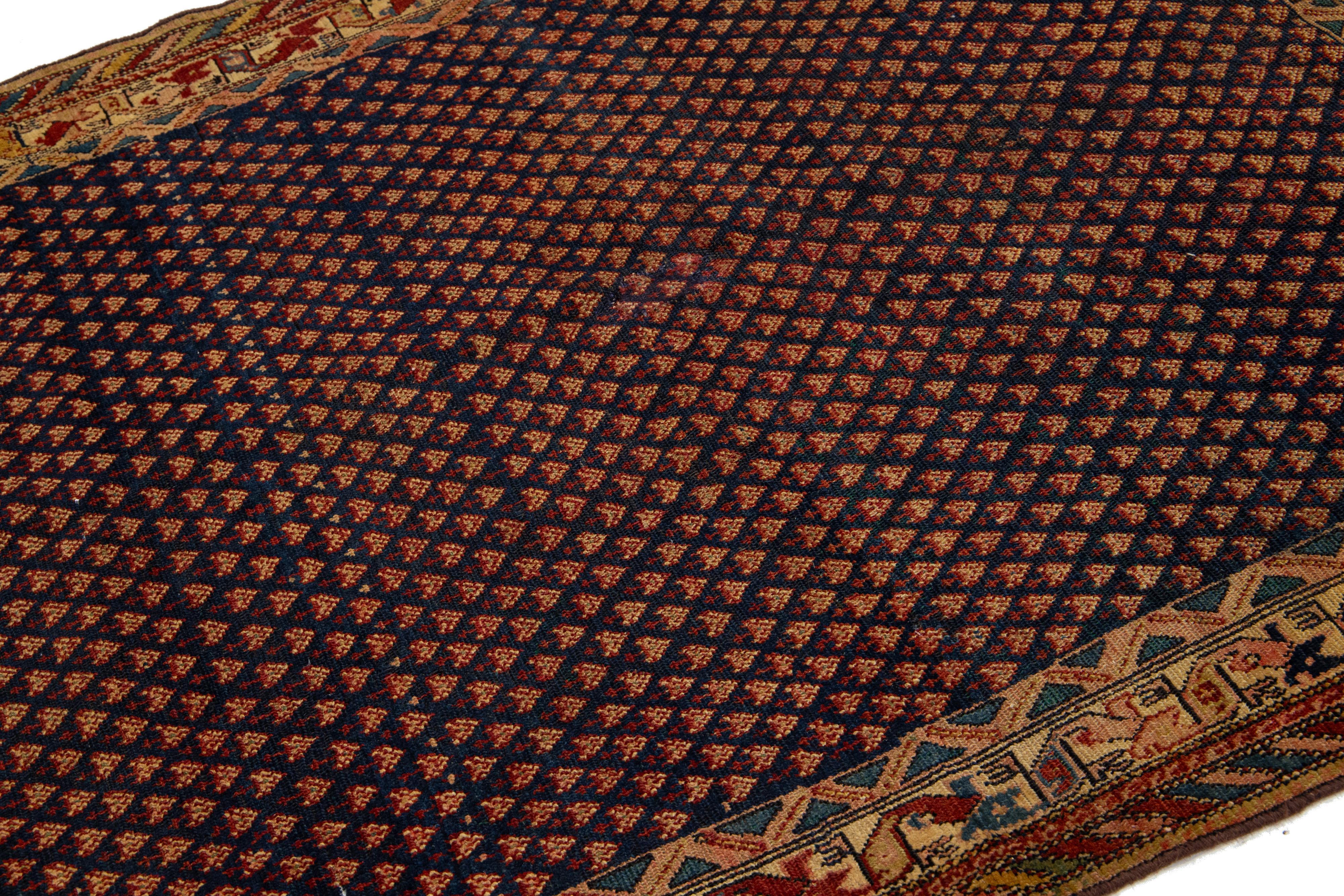 Noué à la main Tapis persan Malayer ancien bleu avec motif sur toute sa surface en vente