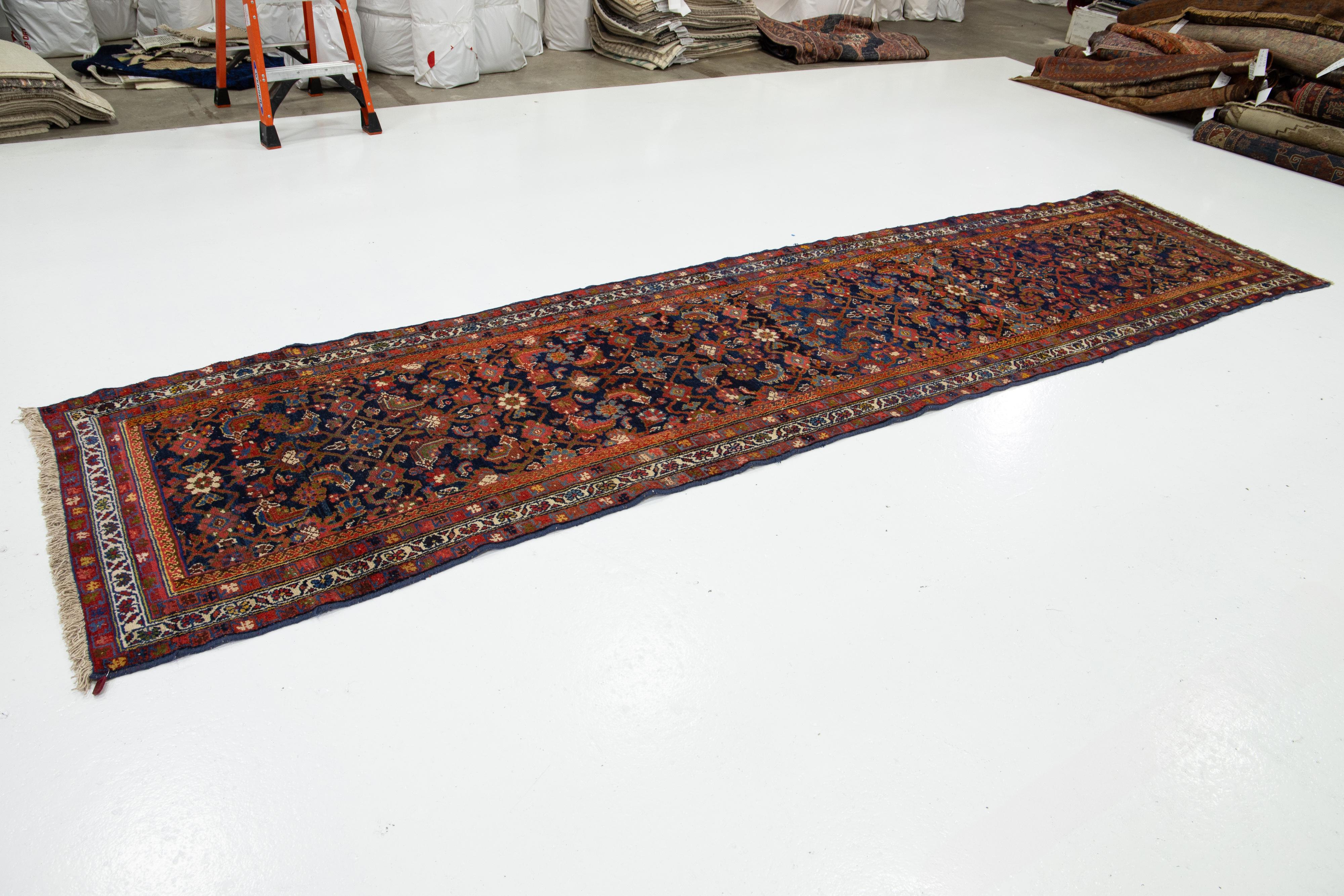 Perse Tapis de couloir Malayer bleu ancien avec motif floral sur toute la surface en vente