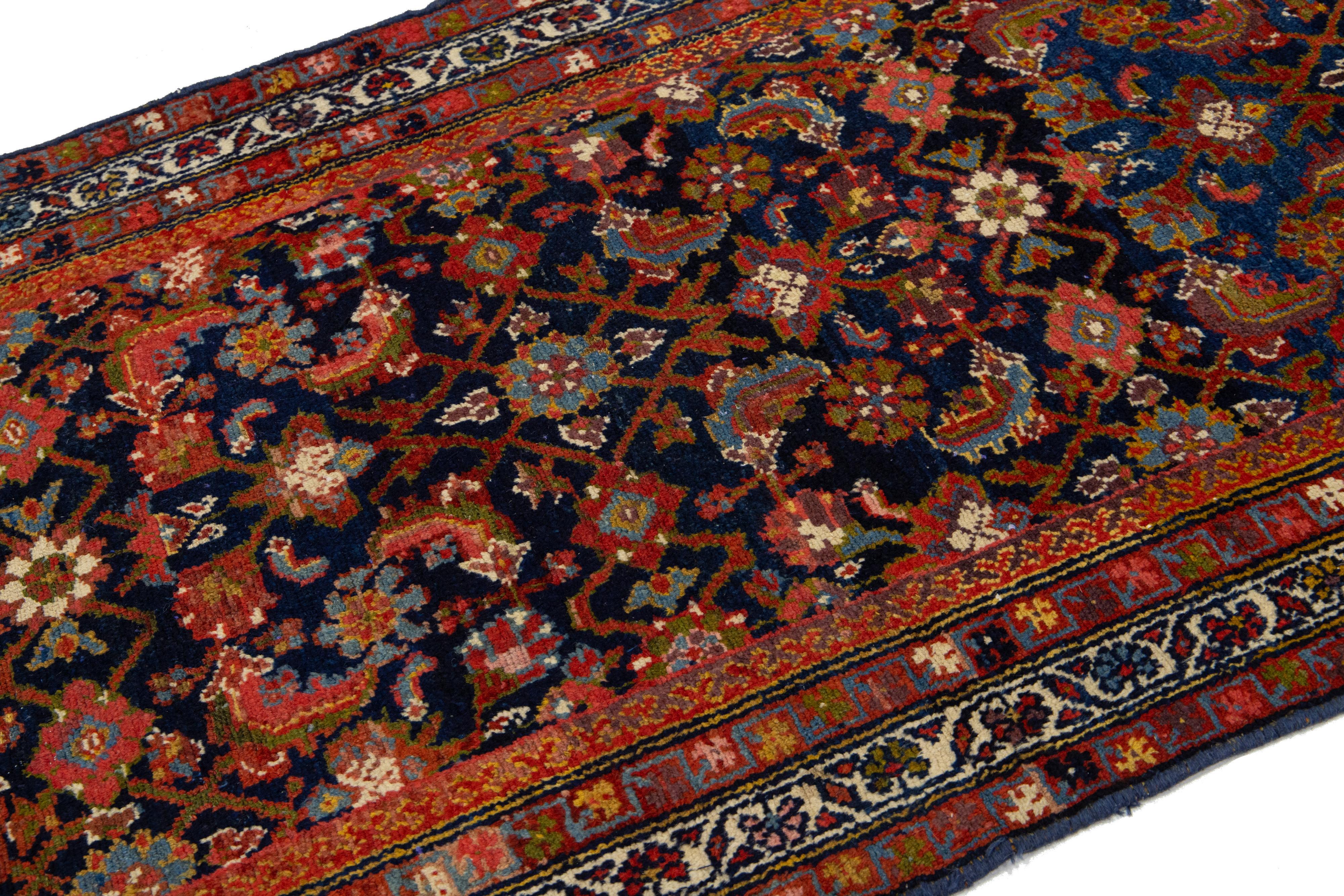 Noué à la main Tapis de couloir Malayer bleu ancien avec motif floral sur toute la surface en vente