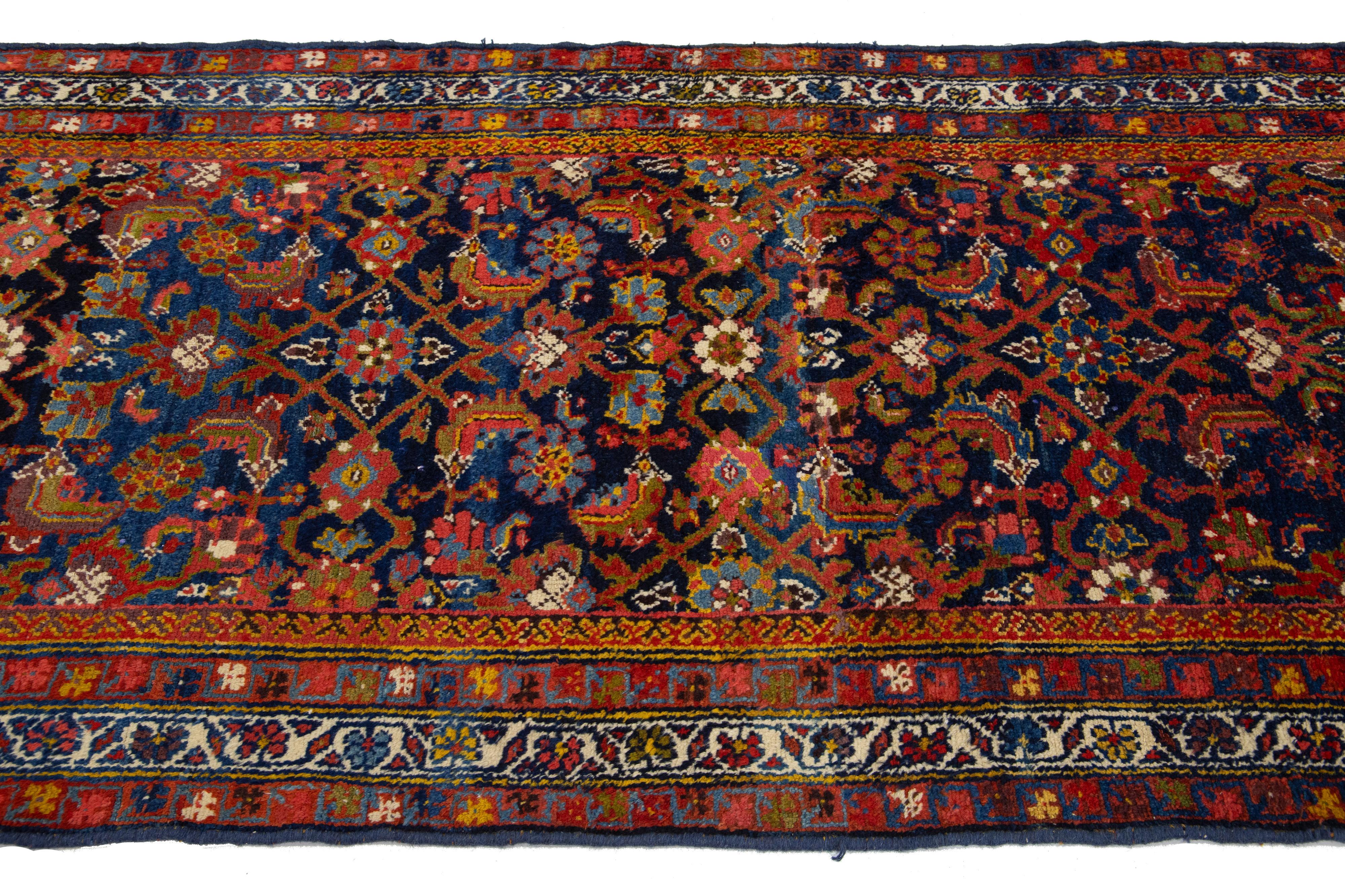 Tapis de couloir Malayer bleu ancien avec motif floral sur toute la surface Bon état - En vente à Norwalk, CT
