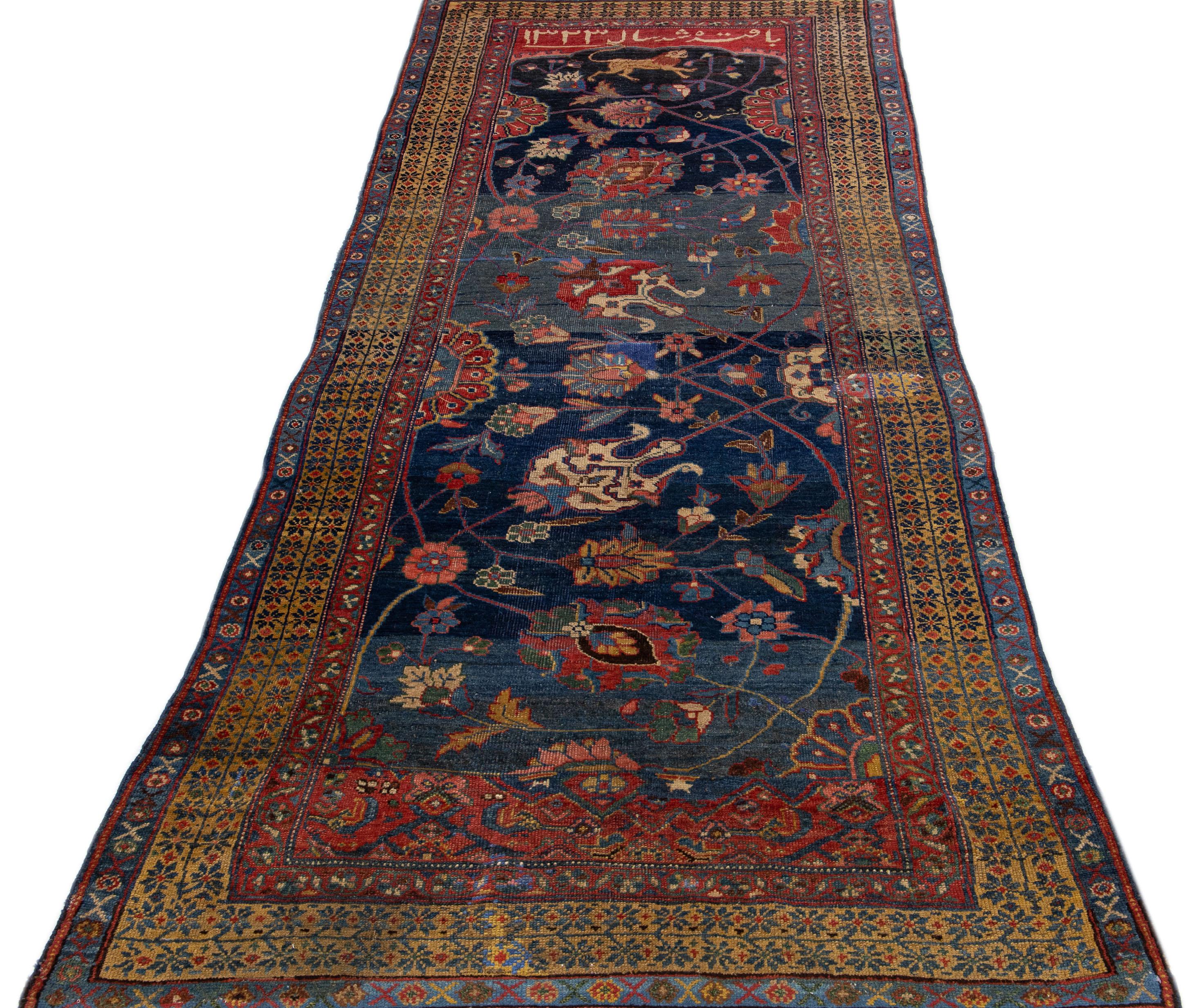 Magnifique chemin de table ancien en laine nouée à la main de Bidjar avec un champ de couleur bleu marine. Ce tapis Bidjar présente un cadre beige avec des accents beiges, roses et rouges dans un magnifique motif floral.

Ce tapis mesure 4'2
