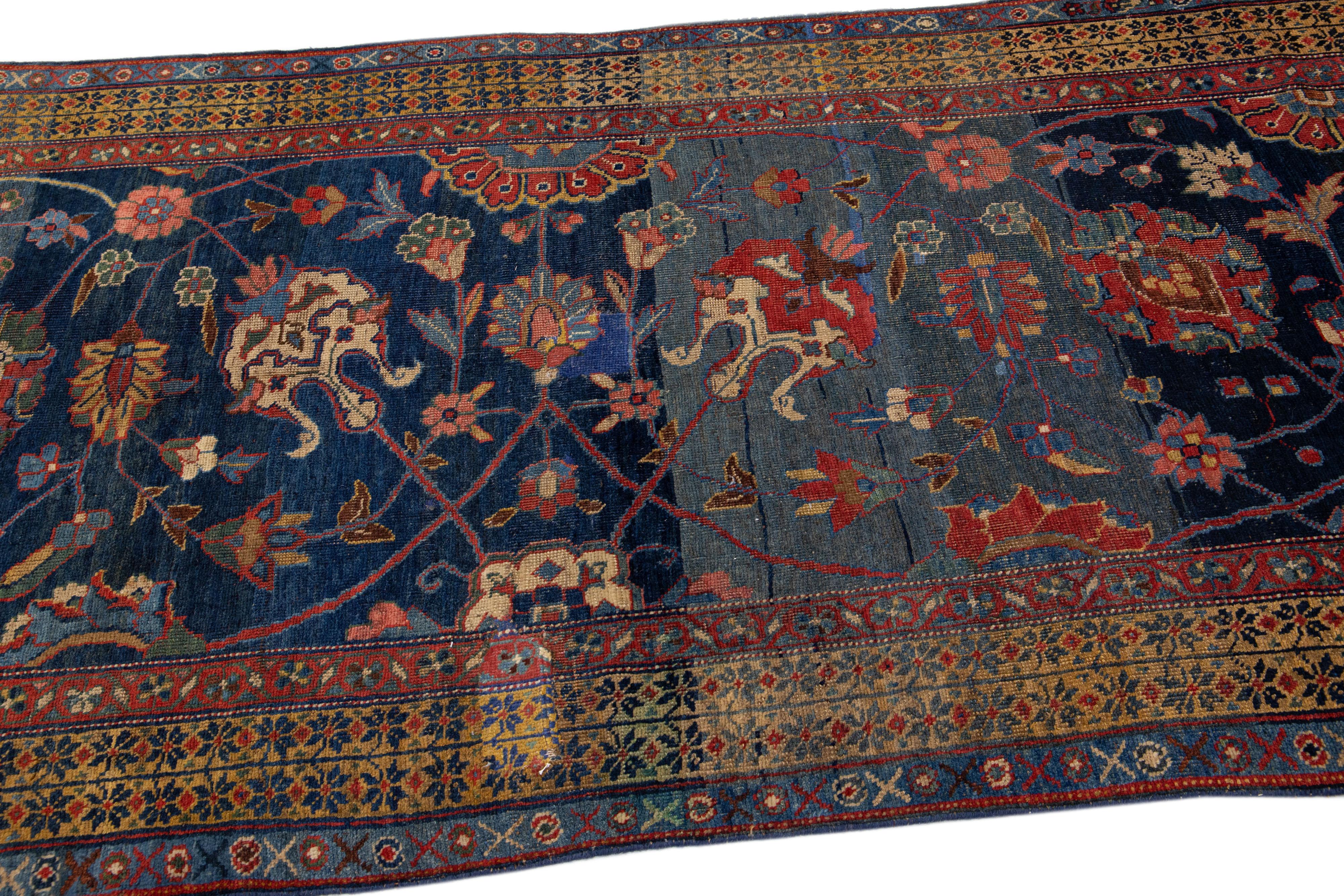 Islamique Tapis persan ancien Bidjar en laine bleue fait à la main avec motif floral en vente