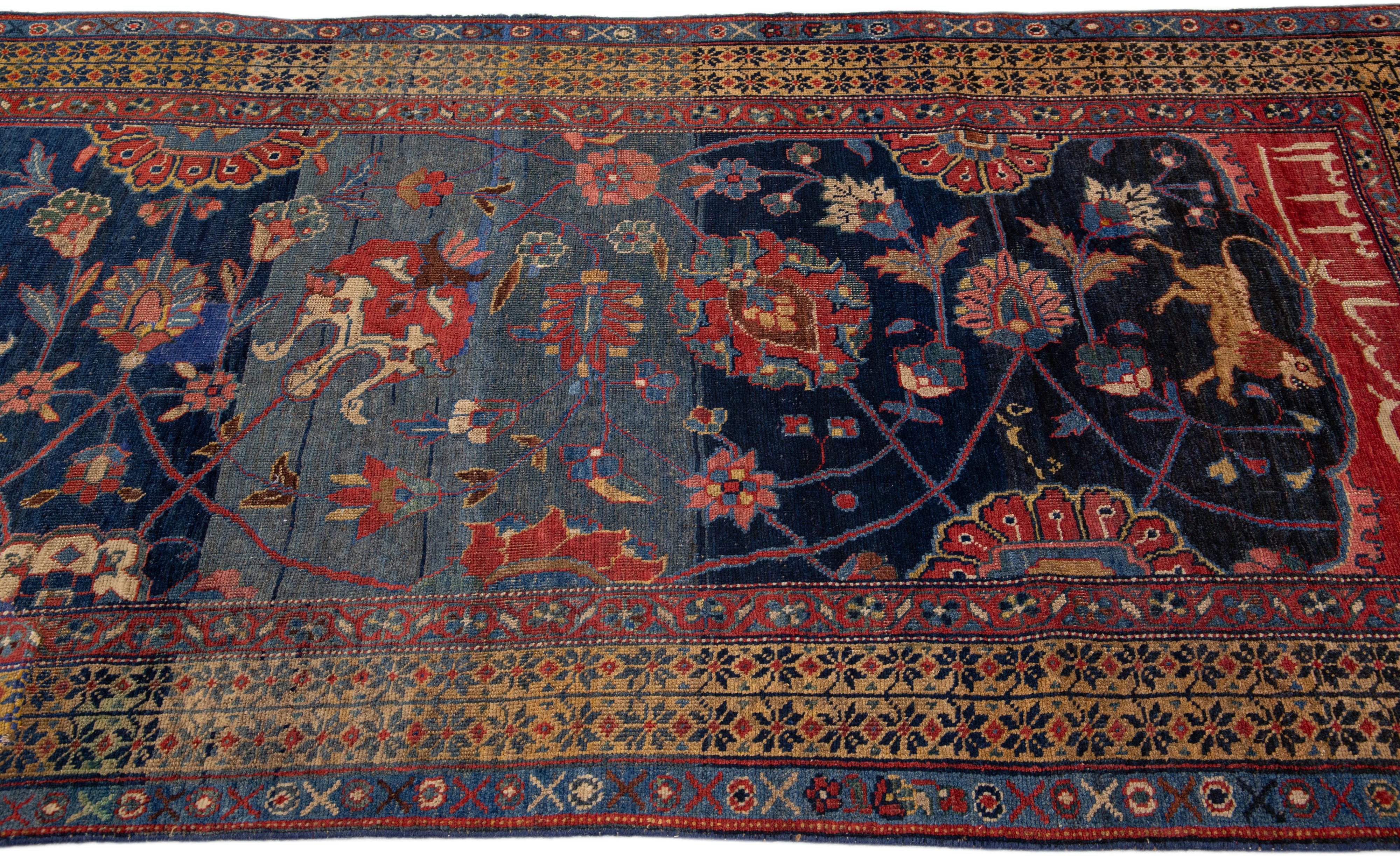 Perse Tapis persan ancien Bidjar en laine bleue fait à la main avec motif floral en vente