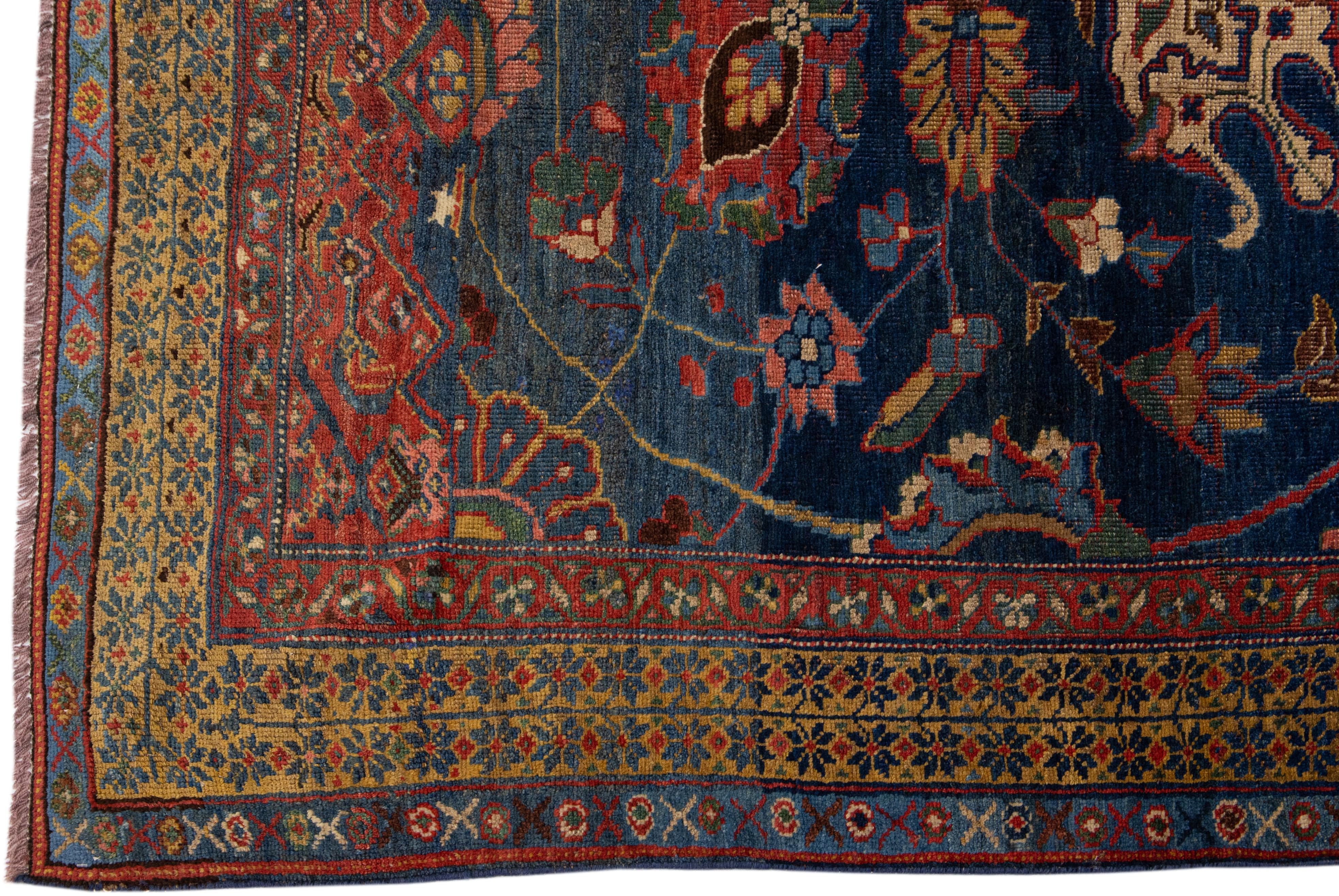 Tapis persan ancien Bidjar en laine bleue fait à la main avec motif floral Bon état - En vente à Norwalk, CT
