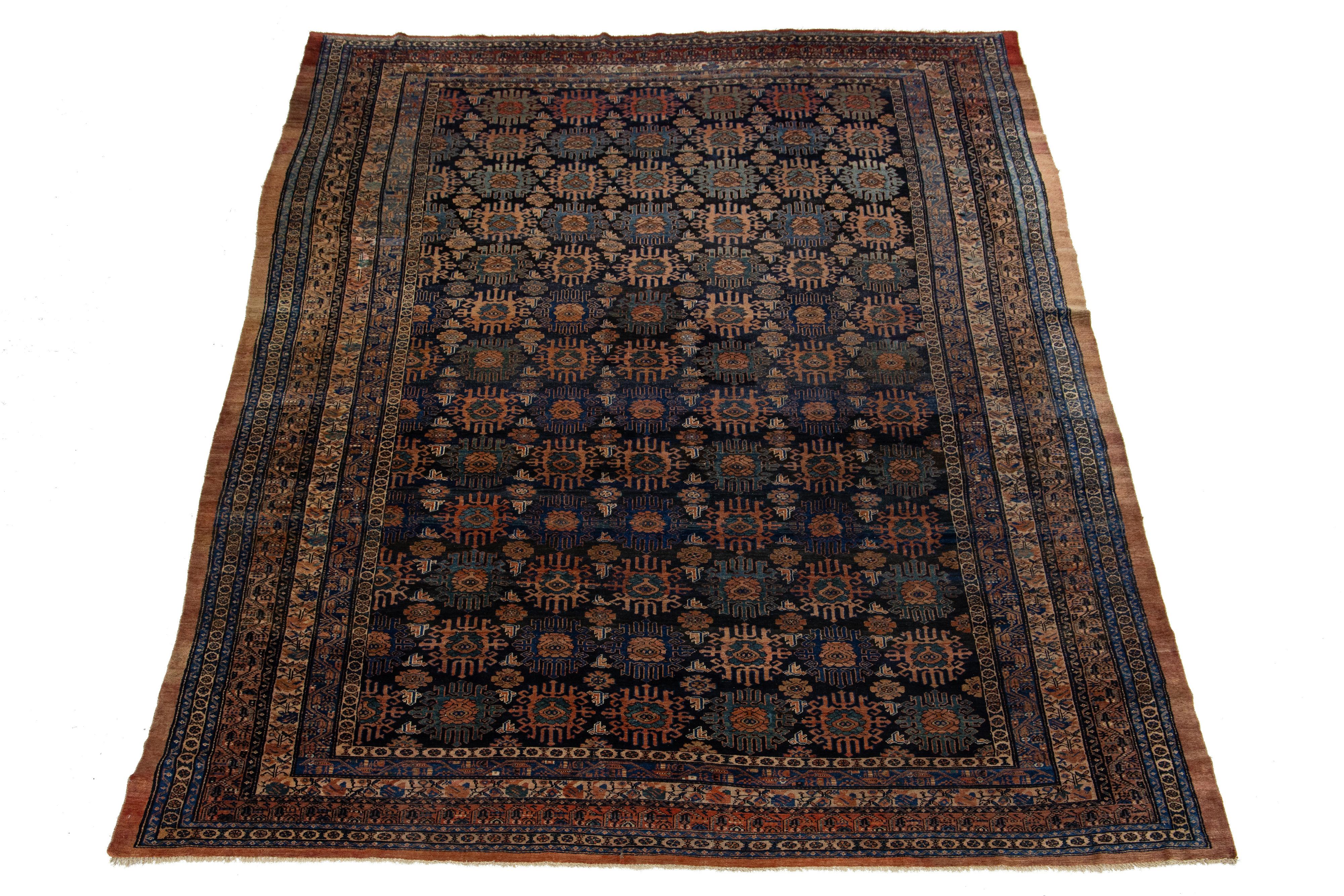 Dieser zimmergroße antike Hamadan-Teppich aus handgeknüpfter Wolle hat ein dunkelblaues Feld. Es zeigt ein wunderschönes florales Allover-Muster im persischen Stil mit blauen und orangefarbenen Rostakzenten.

Dieser Teppich misst 9'6