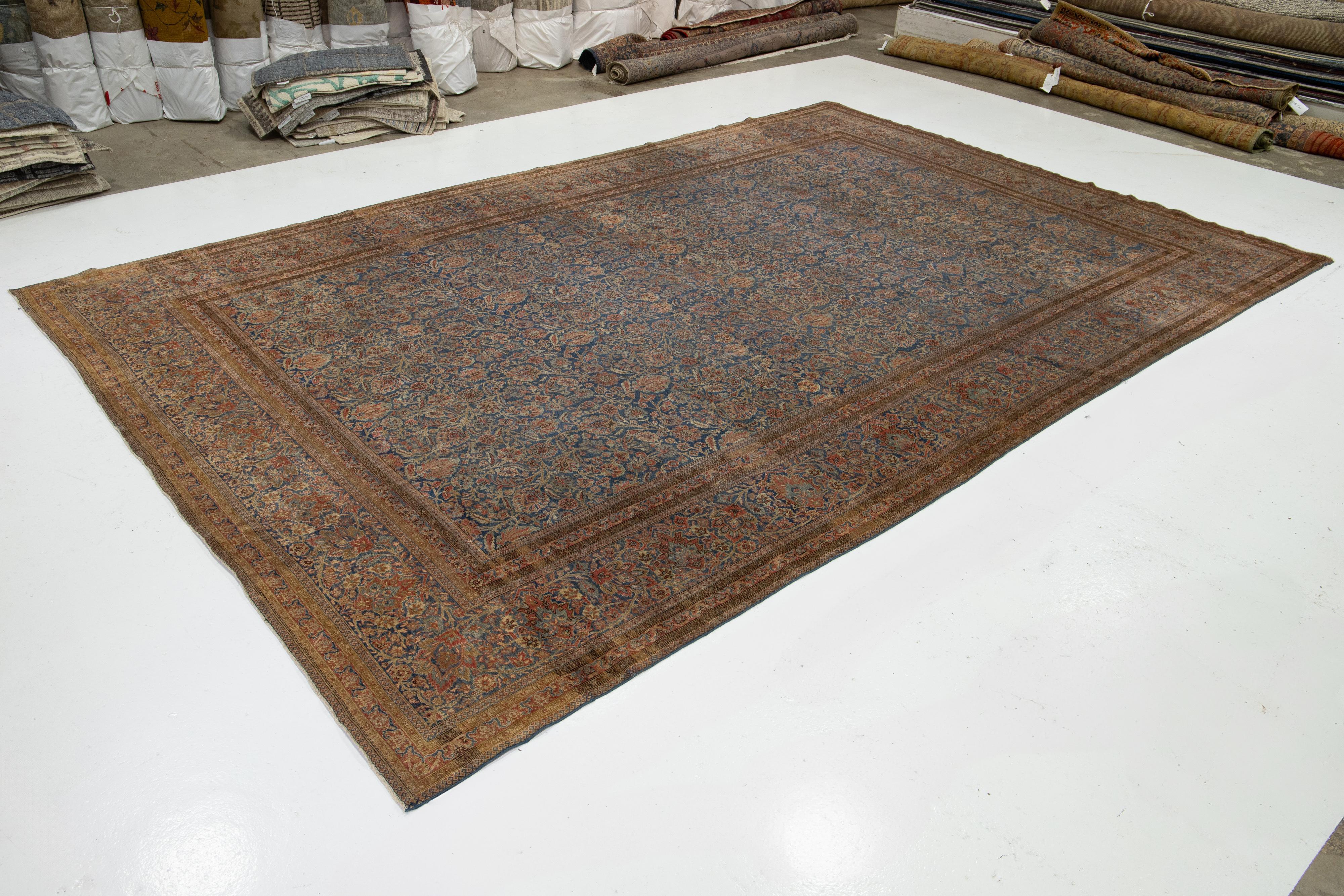 Islamique Tapis persan ancien en laine de Kashan bleu, fabriqué à la main avec un motif floral en vente