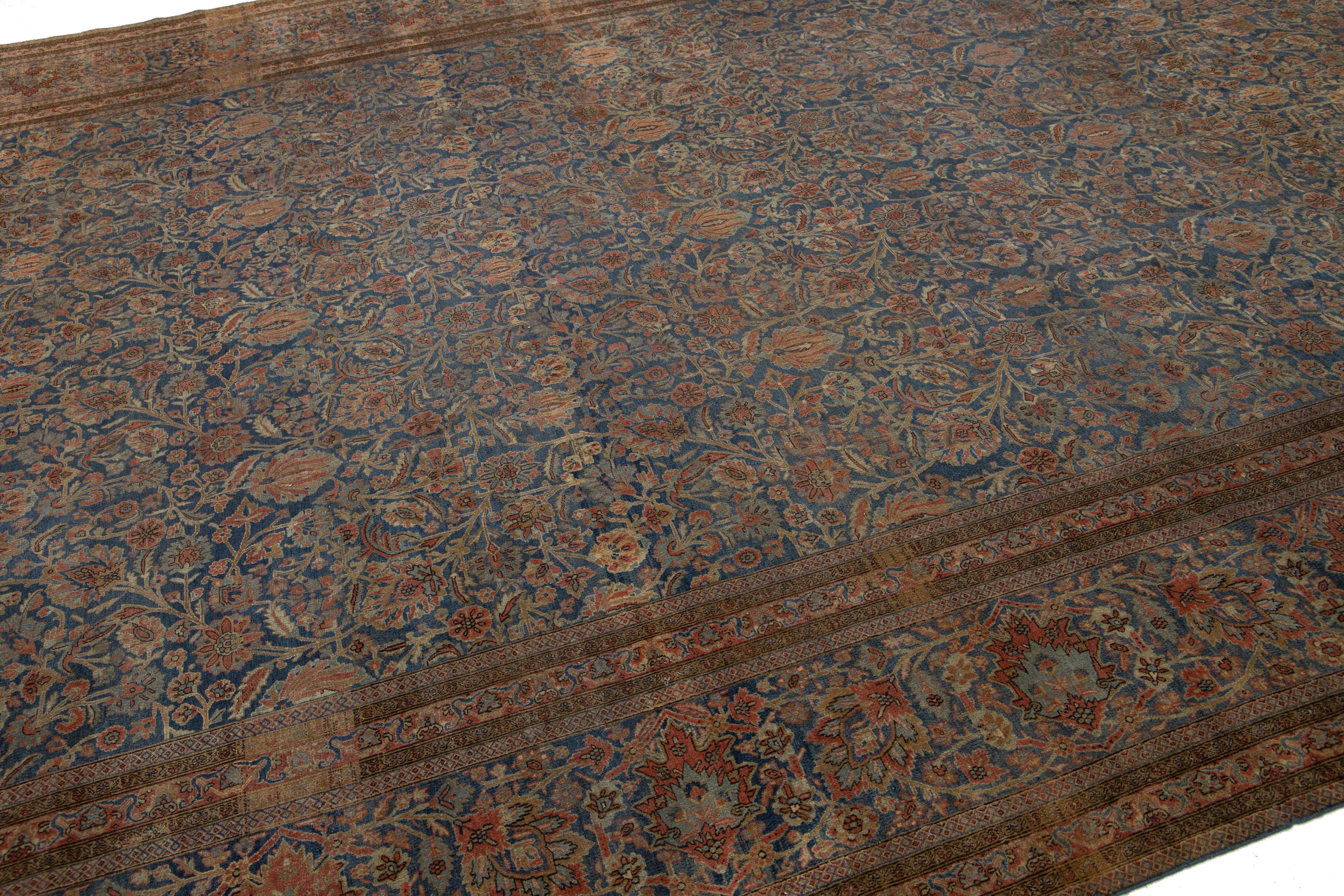 Noué à la main Tapis persan ancien en laine de Kashan bleu, fabriqué à la main avec un motif floral en vente