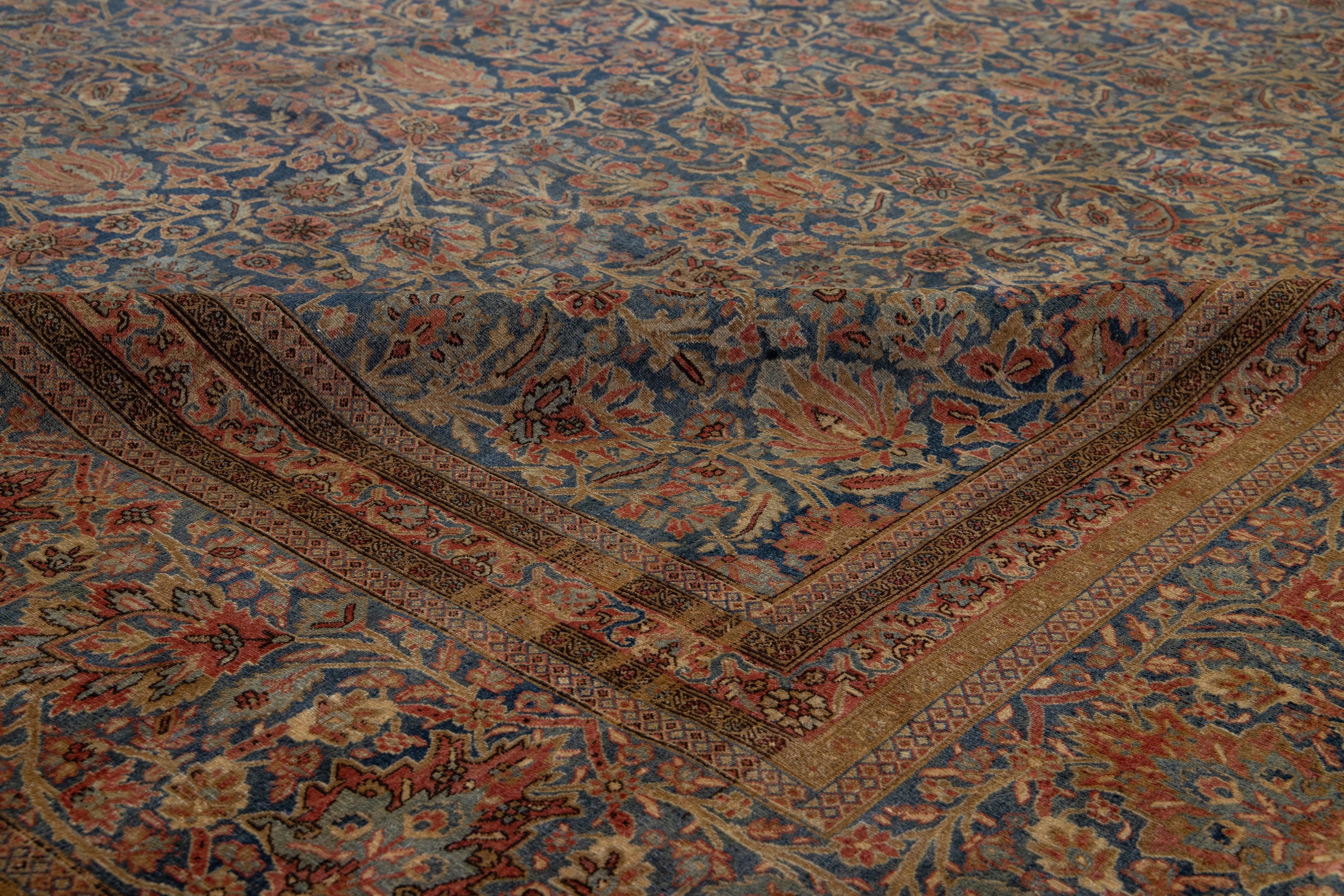 Tapis persan ancien en laine de Kashan bleu, fabriqué à la main avec un motif floral Bon état - En vente à Norwalk, CT