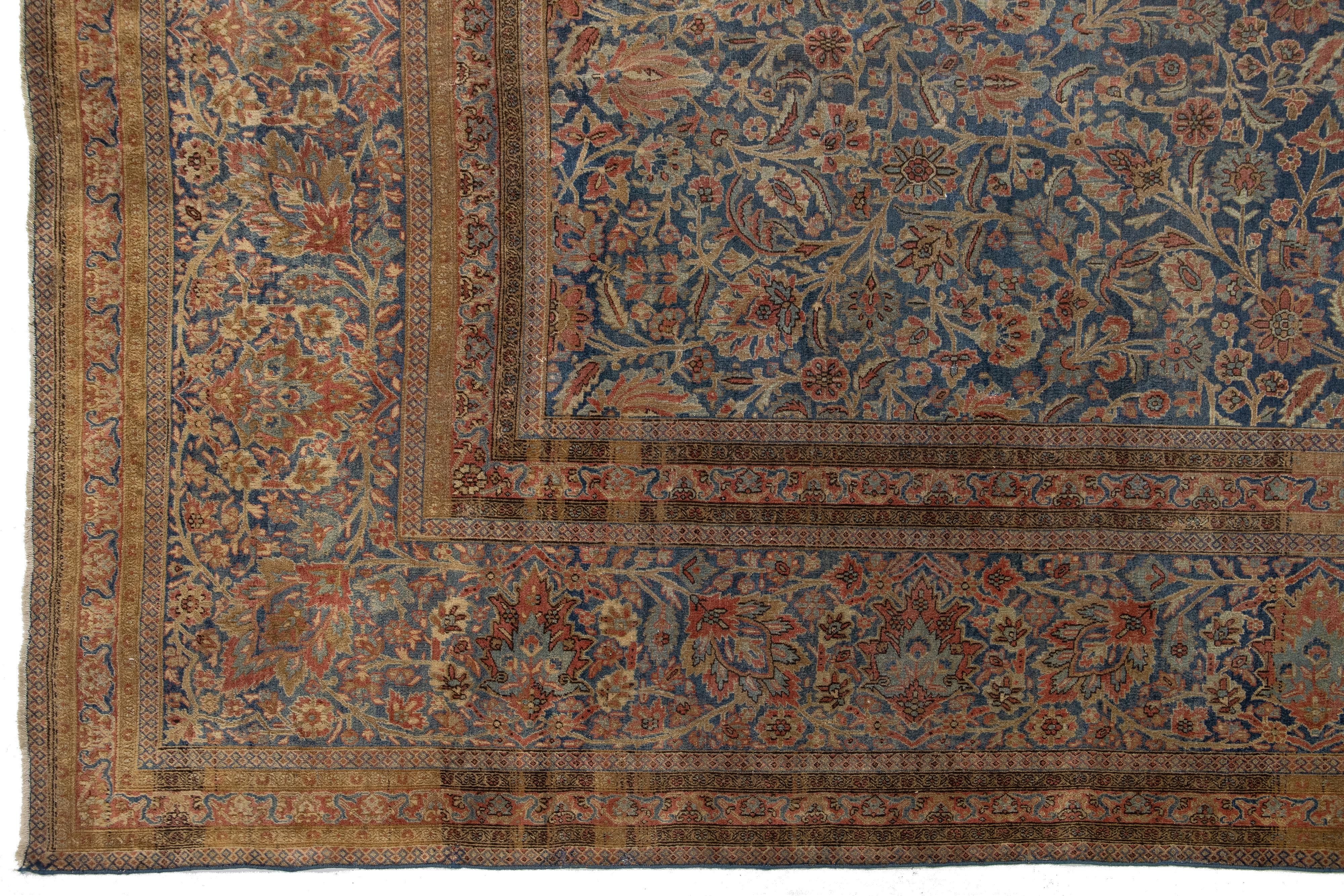 Laine Tapis persan ancien en laine de Kashan bleu, fabriqué à la main avec un motif floral en vente
