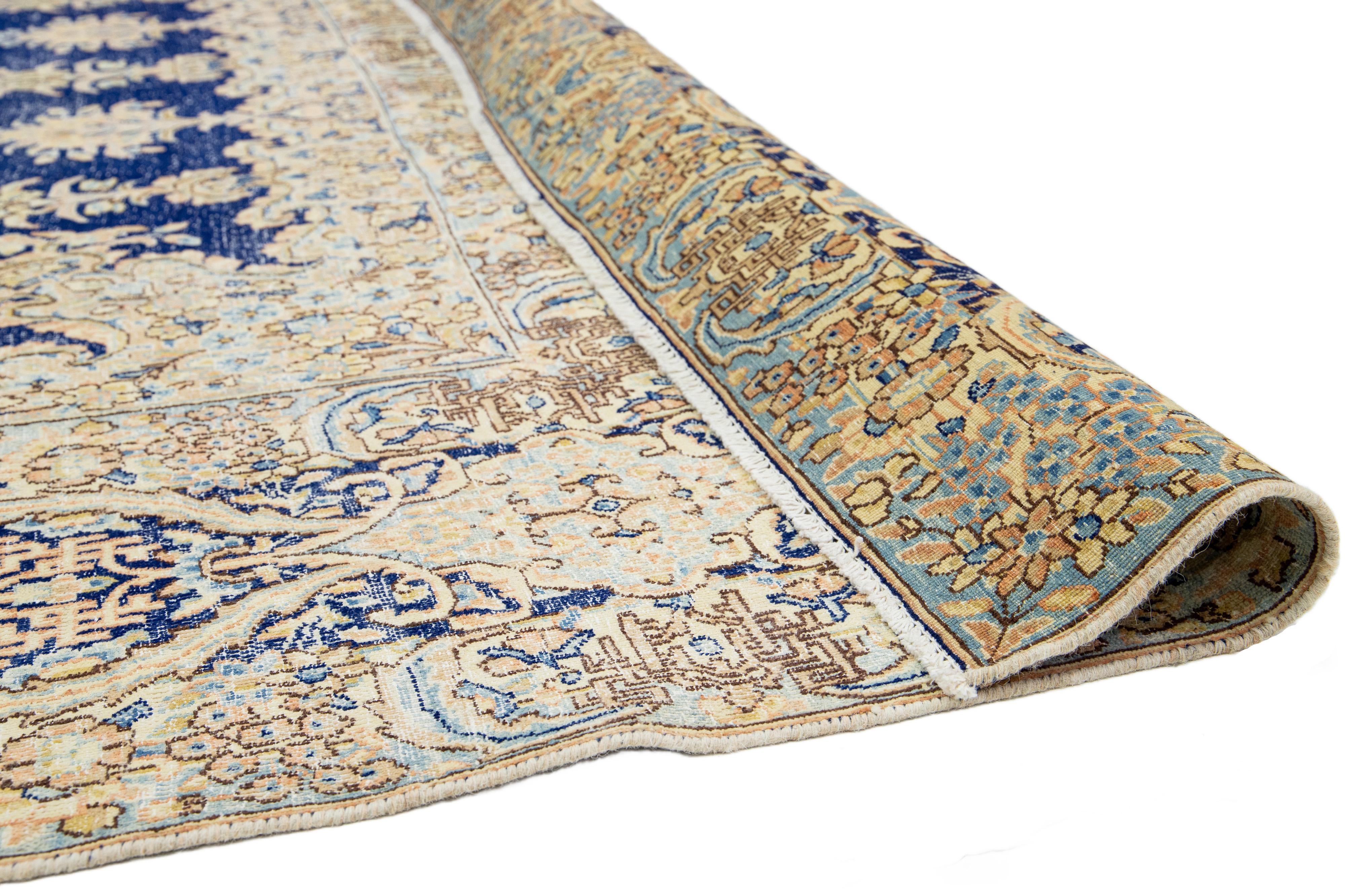 Kirman Ancien carré persan Kerman bleu  Tapis fait à la main avec un motif de rosette en vente