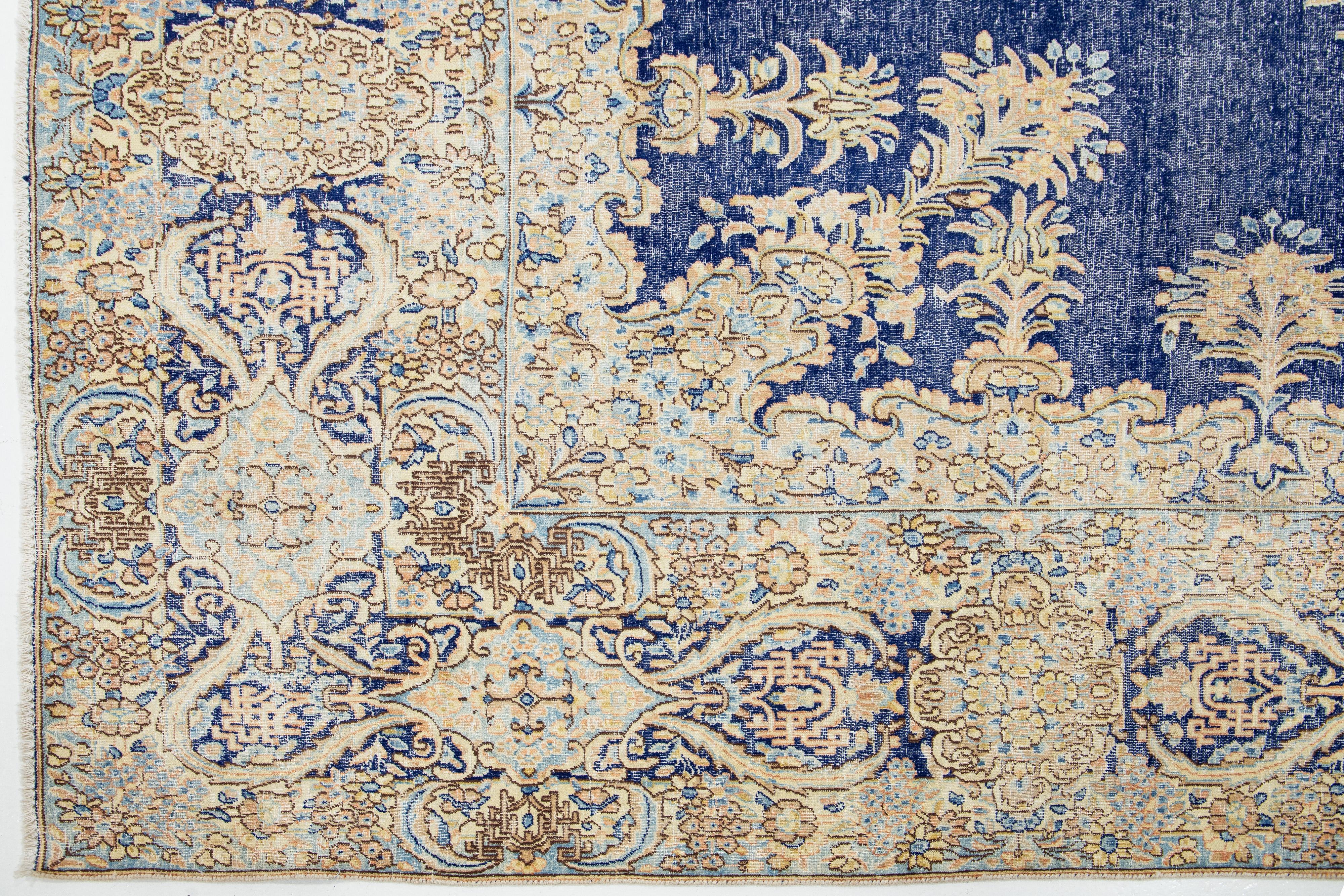 Ancien carré persan Kerman bleu  Tapis fait à la main avec un motif de rosette en vente 1