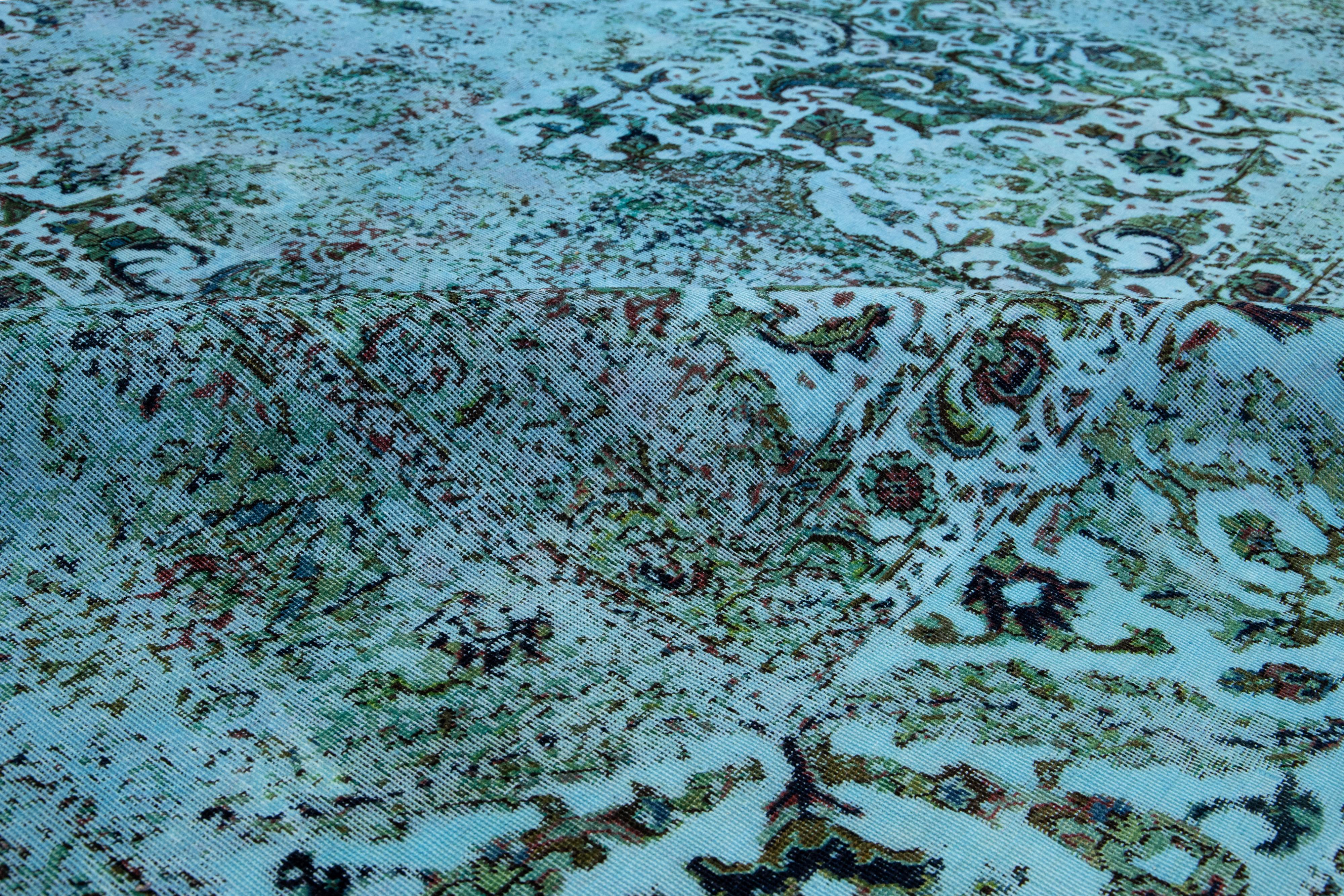 Tapis persan ancien en laine teintée bleue avec motif sur toute la surface en vente 2