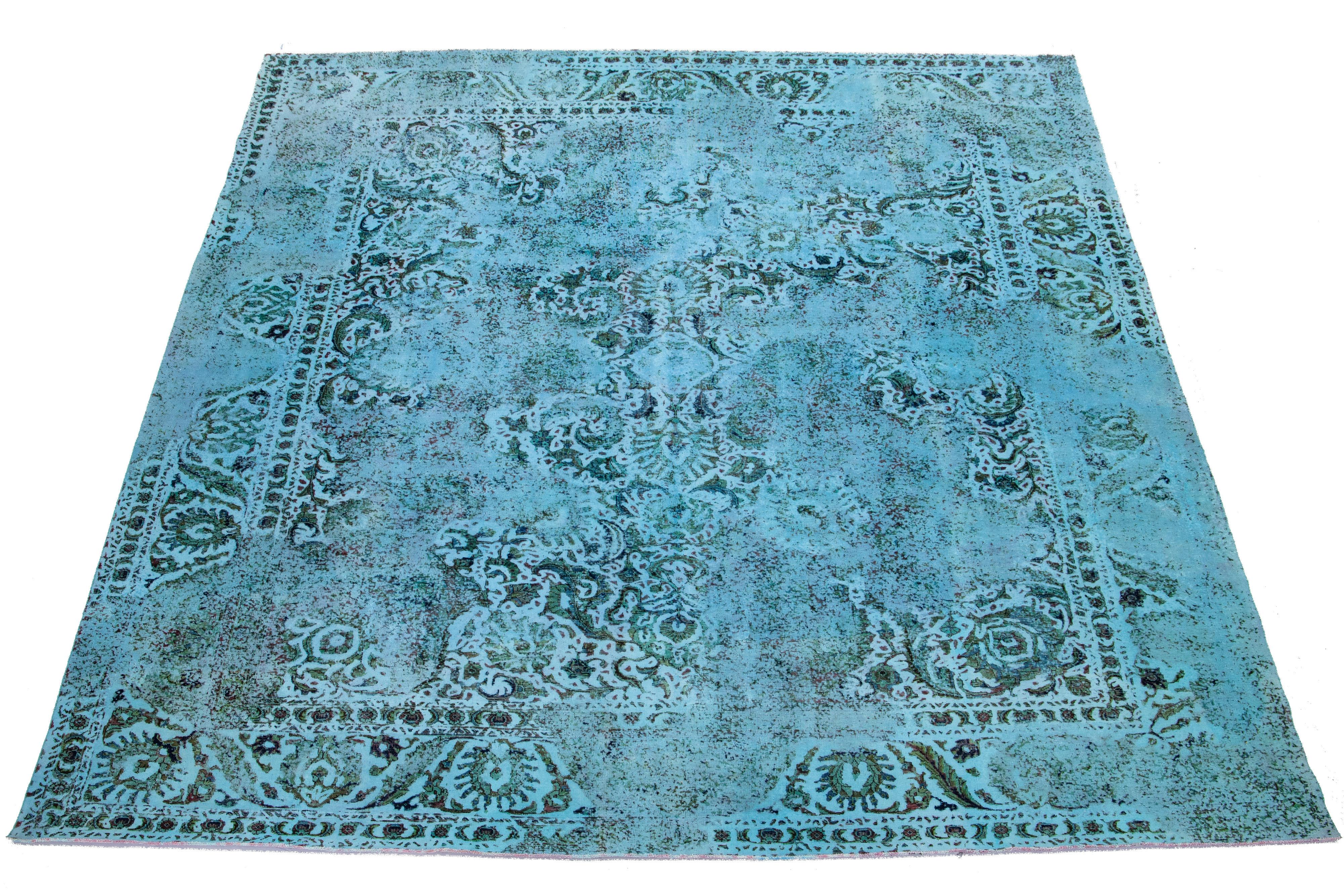 Dies ist ein blauer, antiker, handgeknüpfter Teppich aus persischer Wolle mit einem floralen Allover-Muster und grauen Akzenten.

Dieser Teppich misst 11'3'' x 13'5