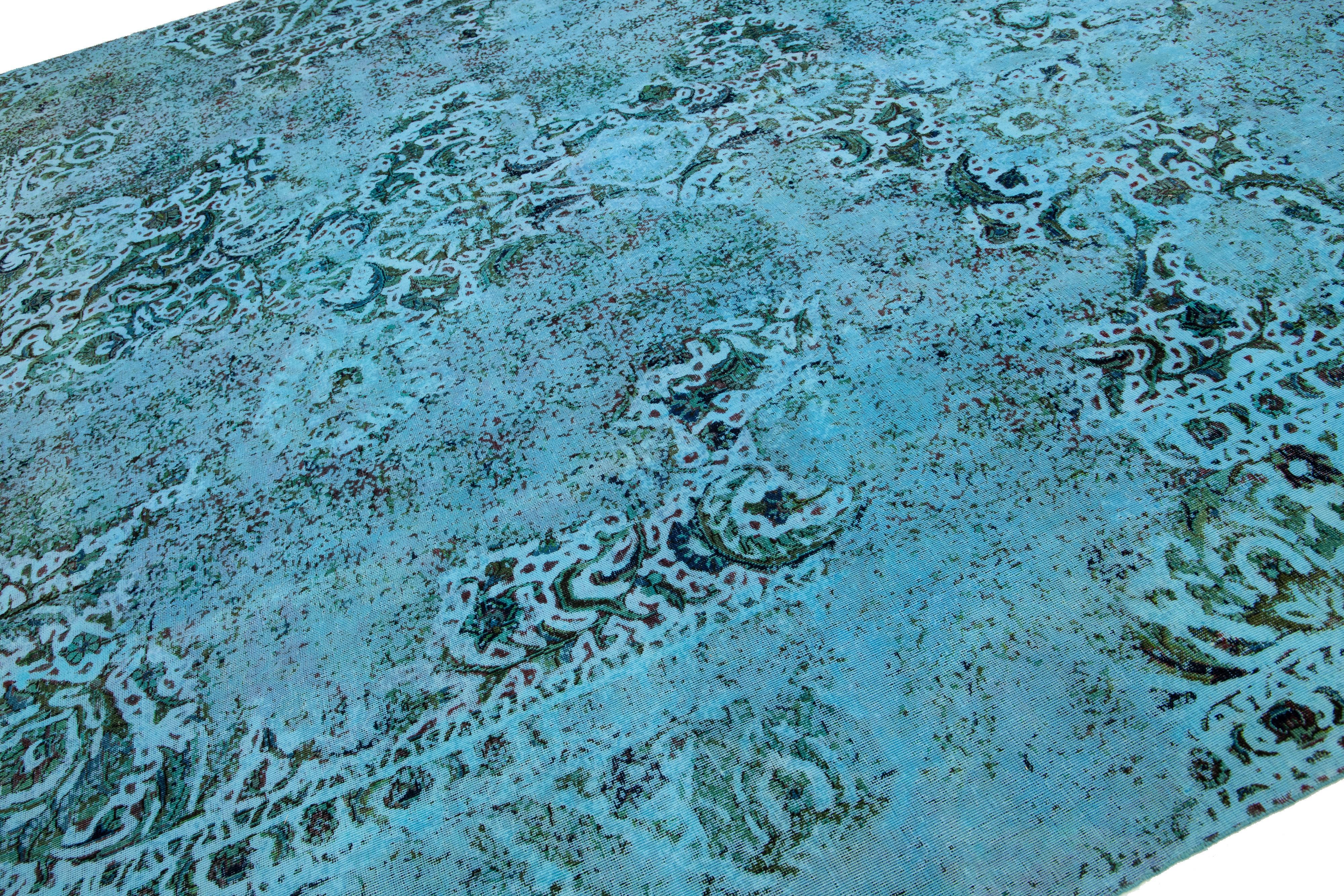 Perse Tapis persan ancien en laine teintée bleue avec motif sur toute la surface en vente