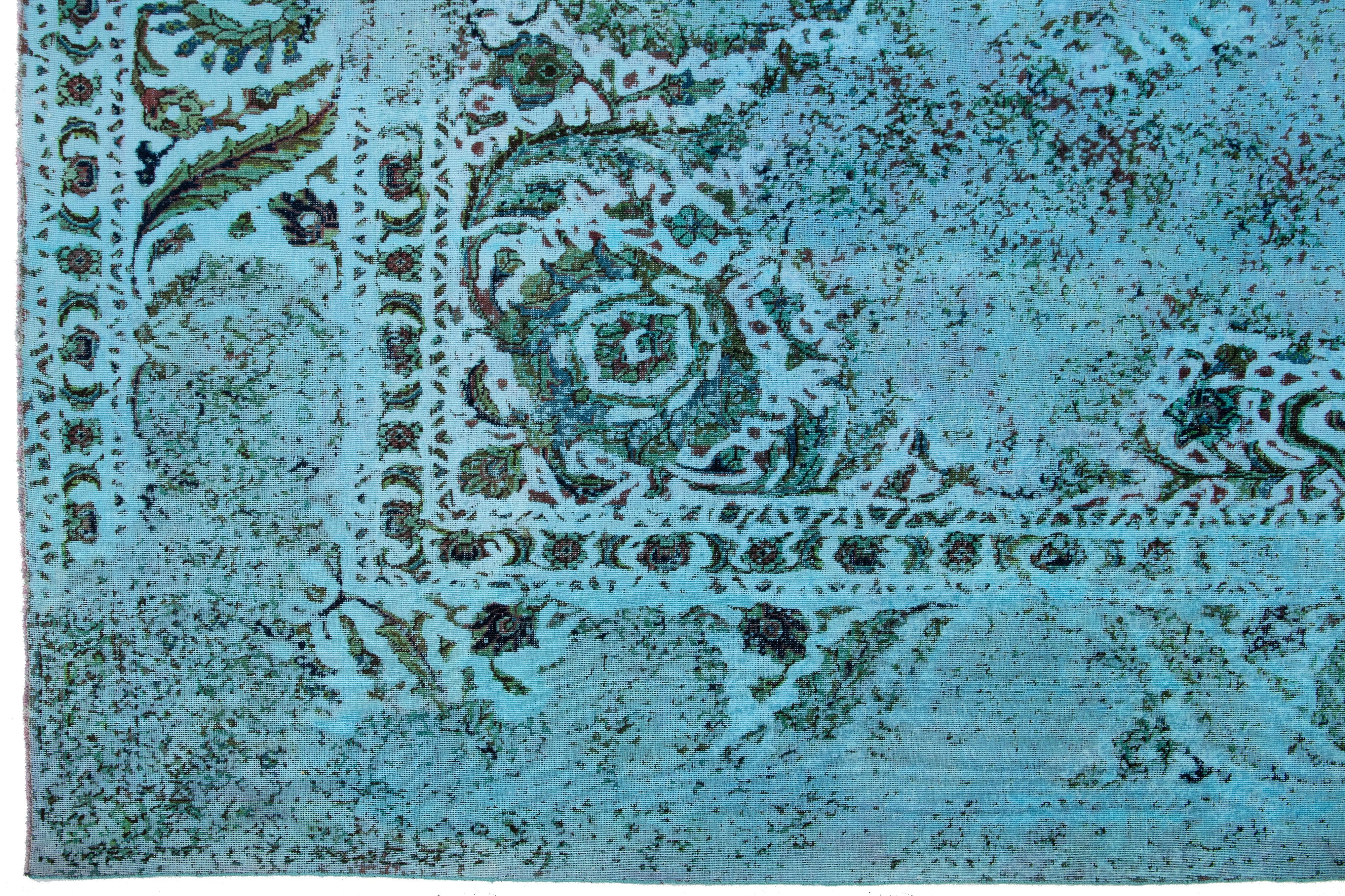 20ième siècle Tapis persan ancien en laine teintée bleue avec motif sur toute la surface en vente