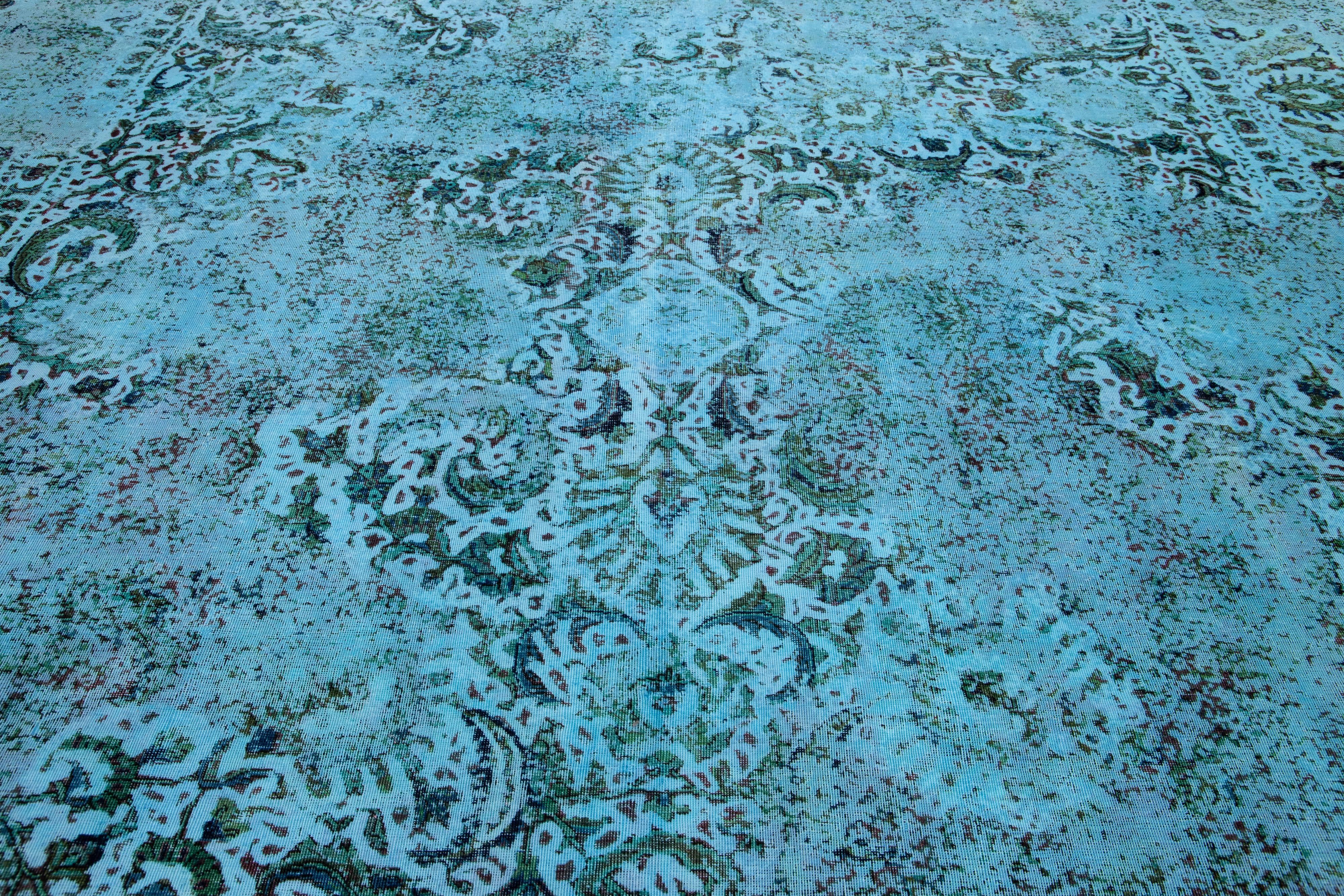 Laine Tapis persan ancien en laine teintée bleue avec motif sur toute la surface en vente