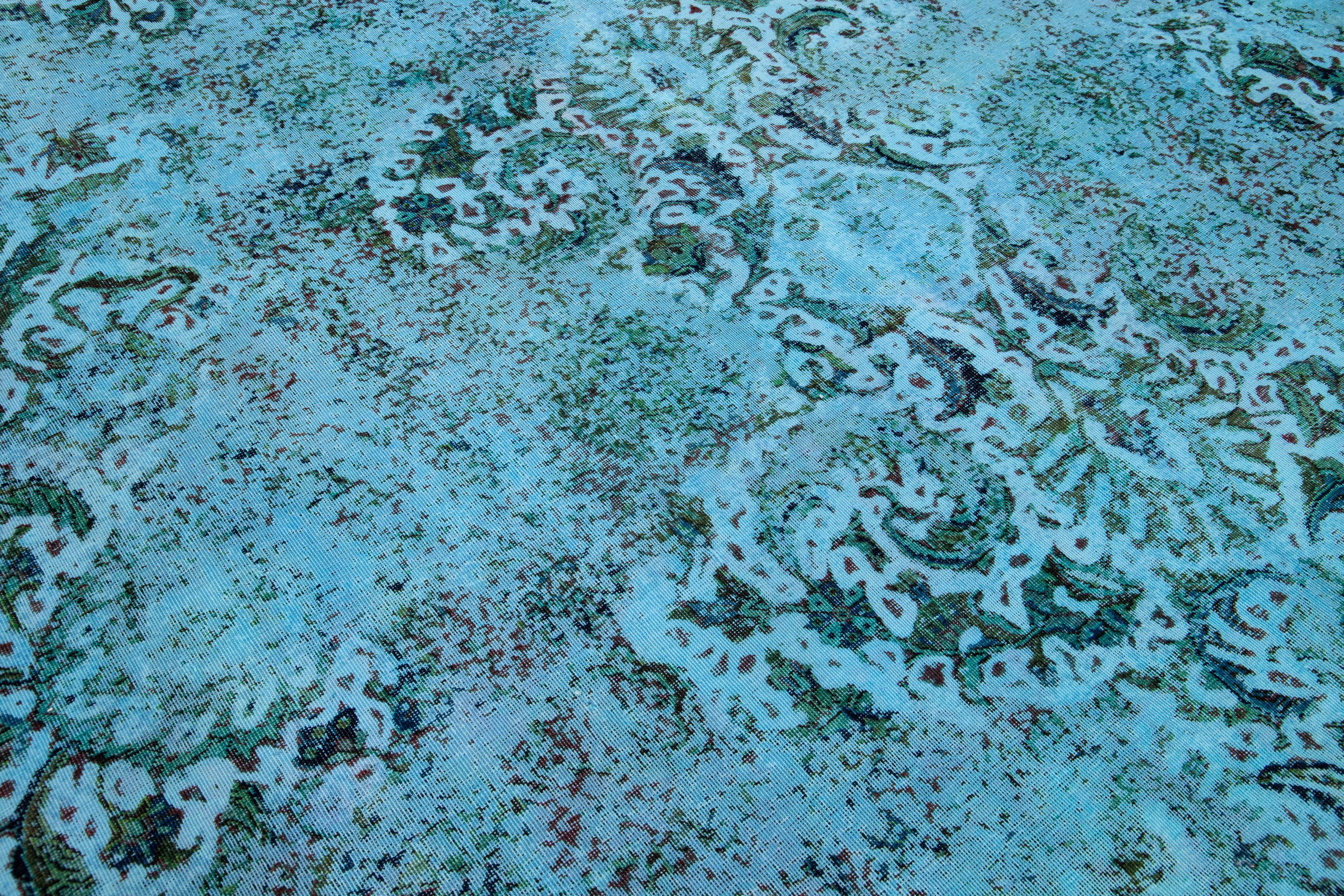 Tapis persan ancien en laine teintée bleue avec motif sur toute la surface en vente 1