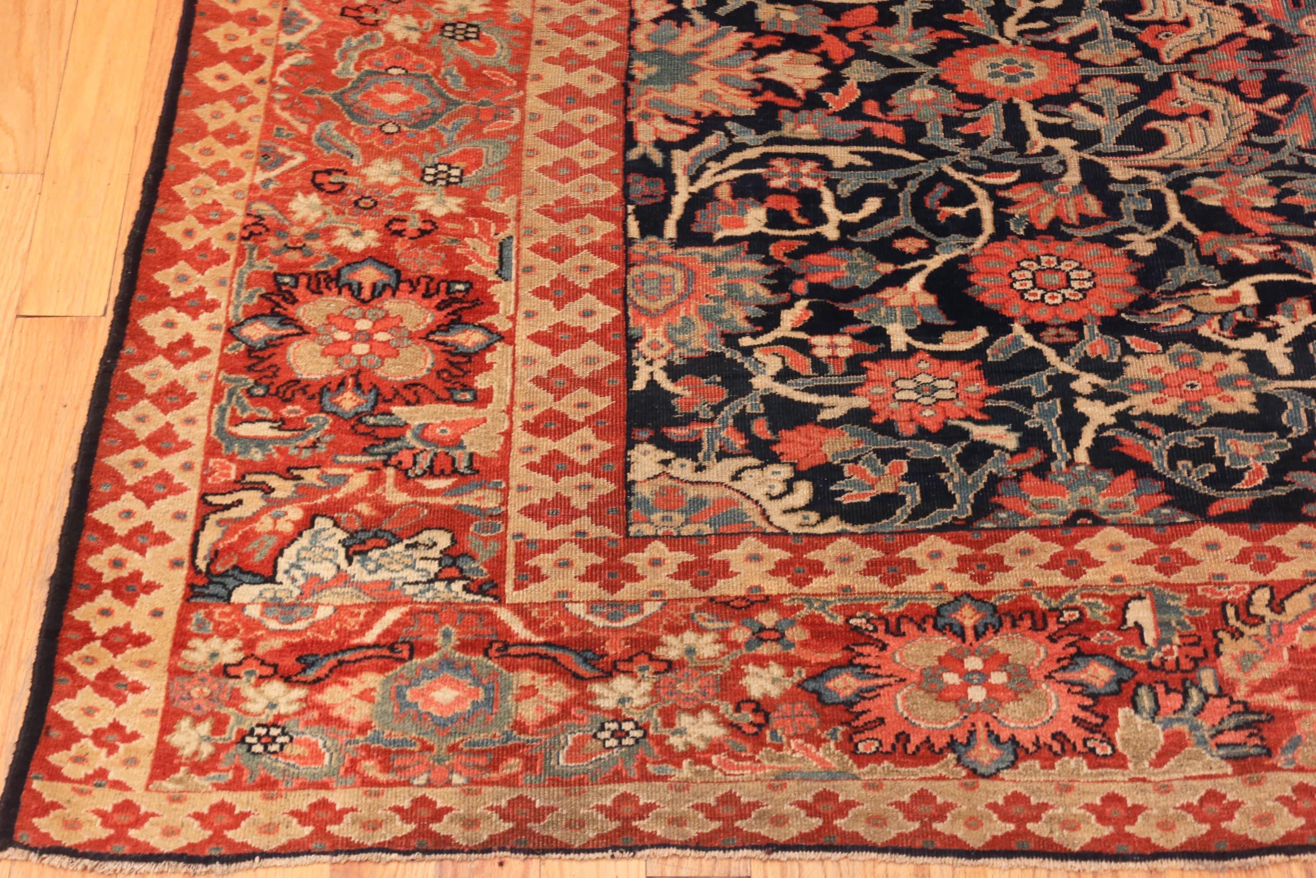 Magnifique tapis persan Sarouk Farahan à fond bleu, Pays d'origine : Perse, Circa date : 1900. Taille : 8 ft 2 in x 10 ft 2 in (2.49 m x 3.1 m)


