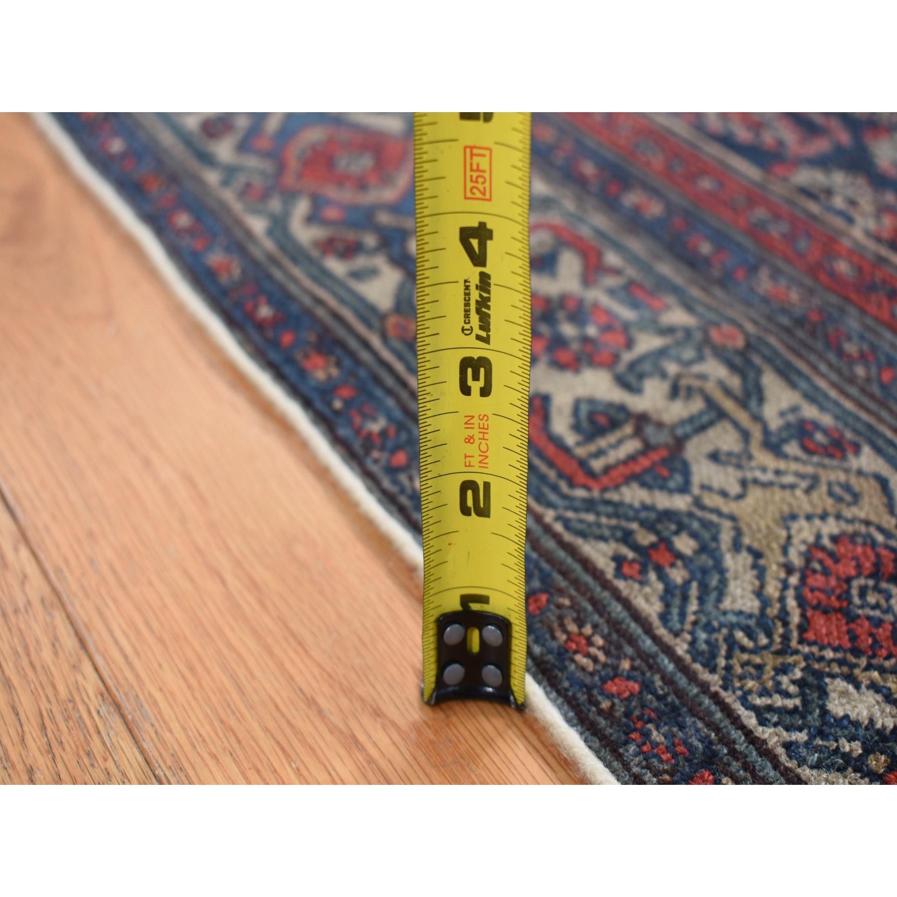 Tapis persan ancien Senneh bleu à motifs intégraux noués à la main et nettoyés à la main en vente 1