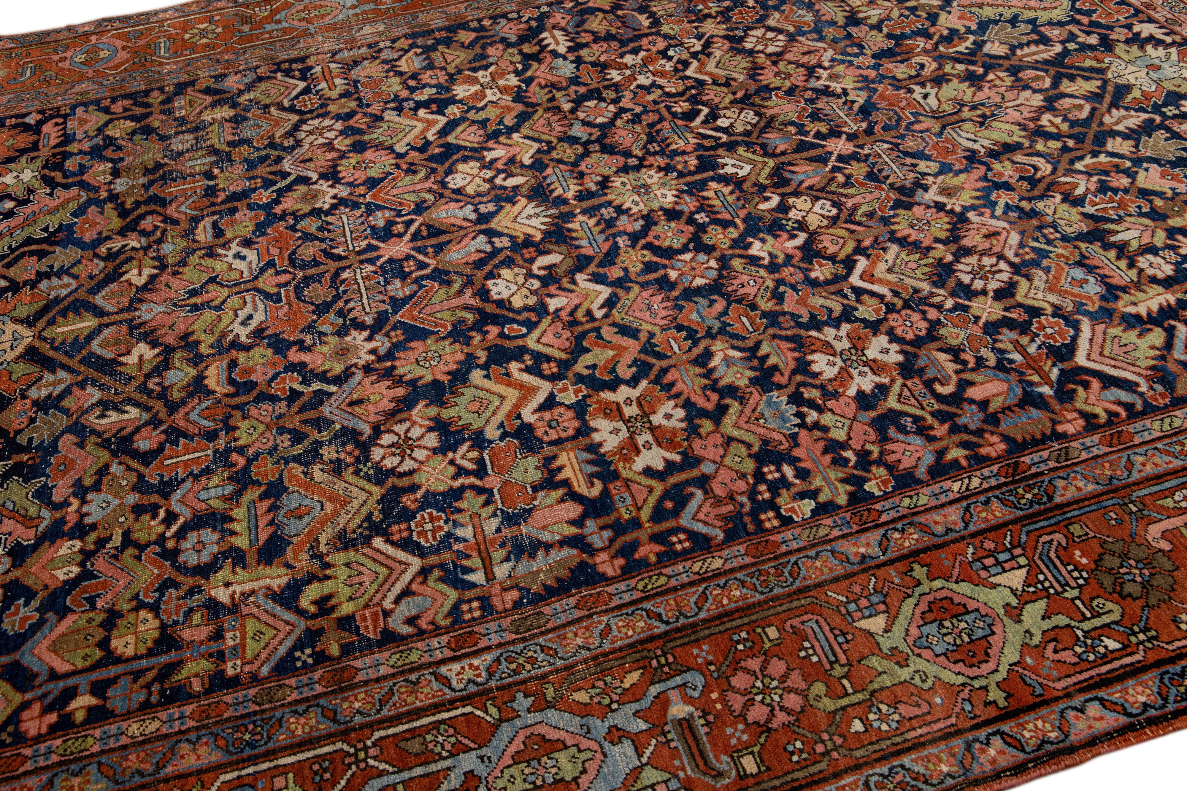Blauer antiker persischer Serapi Handgefertigter Wollteppich mit Allover-Blumenmuster im Angebot 3