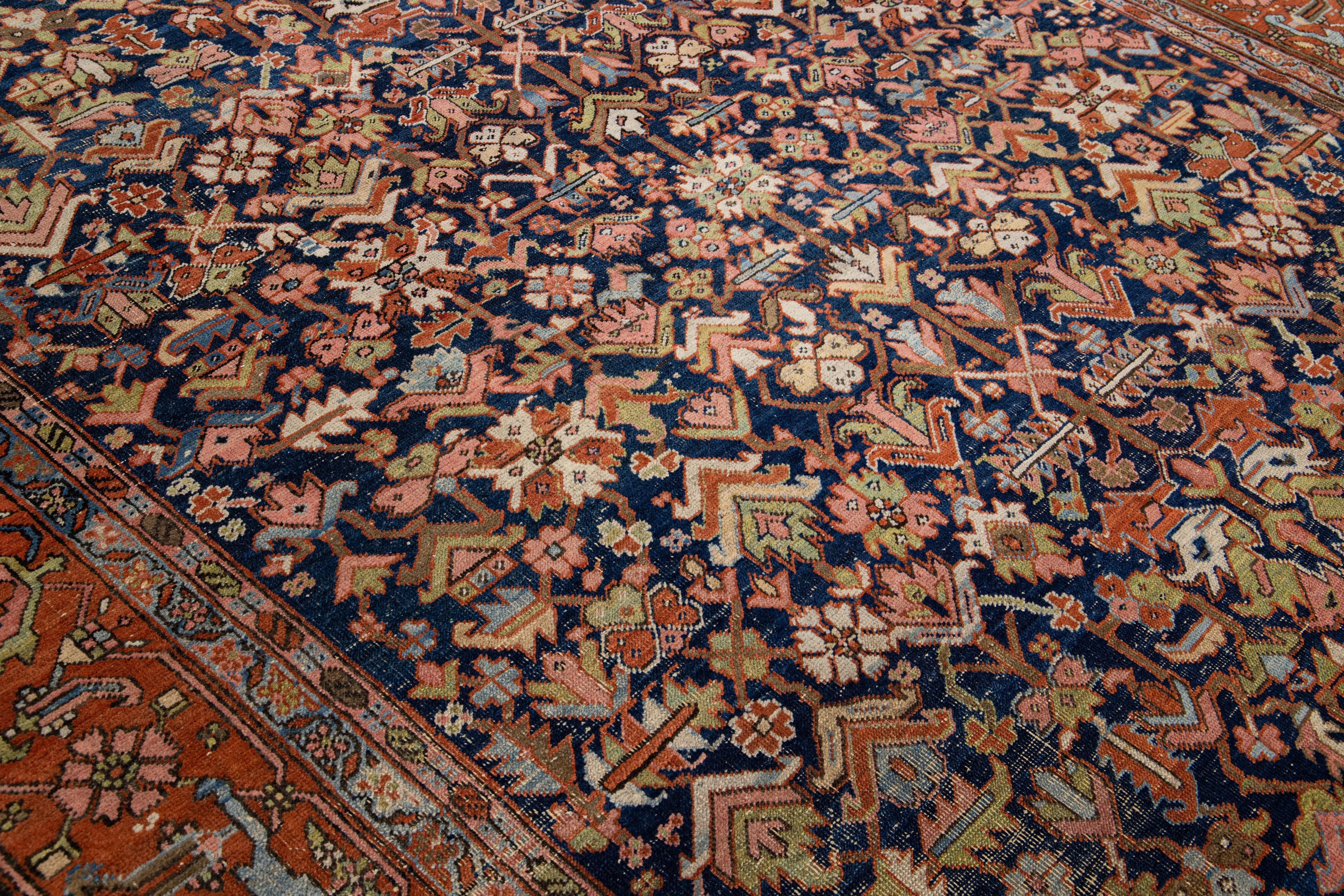 Blauer antiker persischer Serapi Handgefertigter Wollteppich mit Allover-Blumenmuster im Angebot 1
