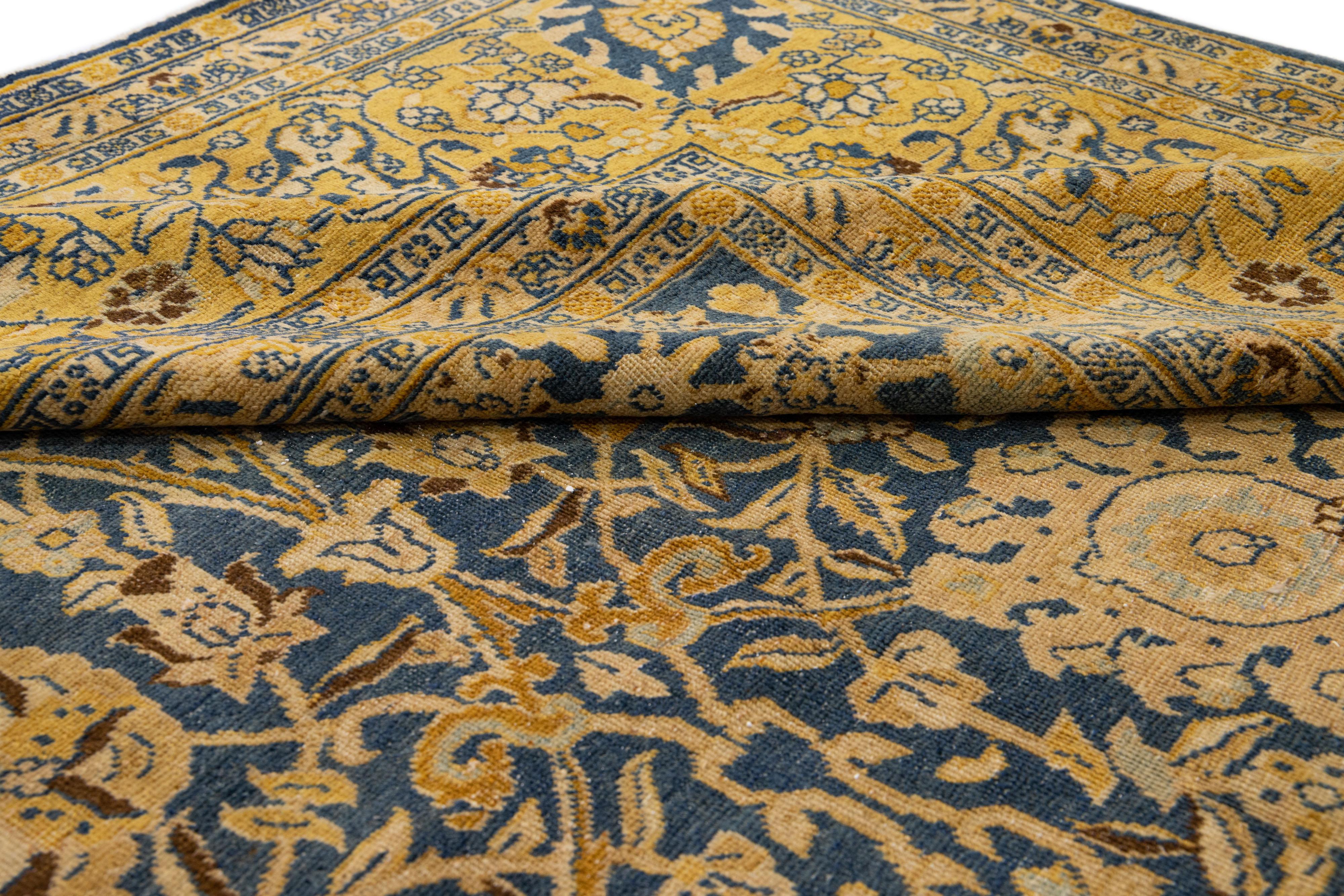 Magnifique tapis antique persan Tabriz en laine nouée à la main avec un champ bleu. Cette pièce a un cadre doré et des accents bruns et beiges dans un magnifique motif floral.

Ce tapis mesure : 11' x 17'.
   
Nos tapis sont nettoyés par des