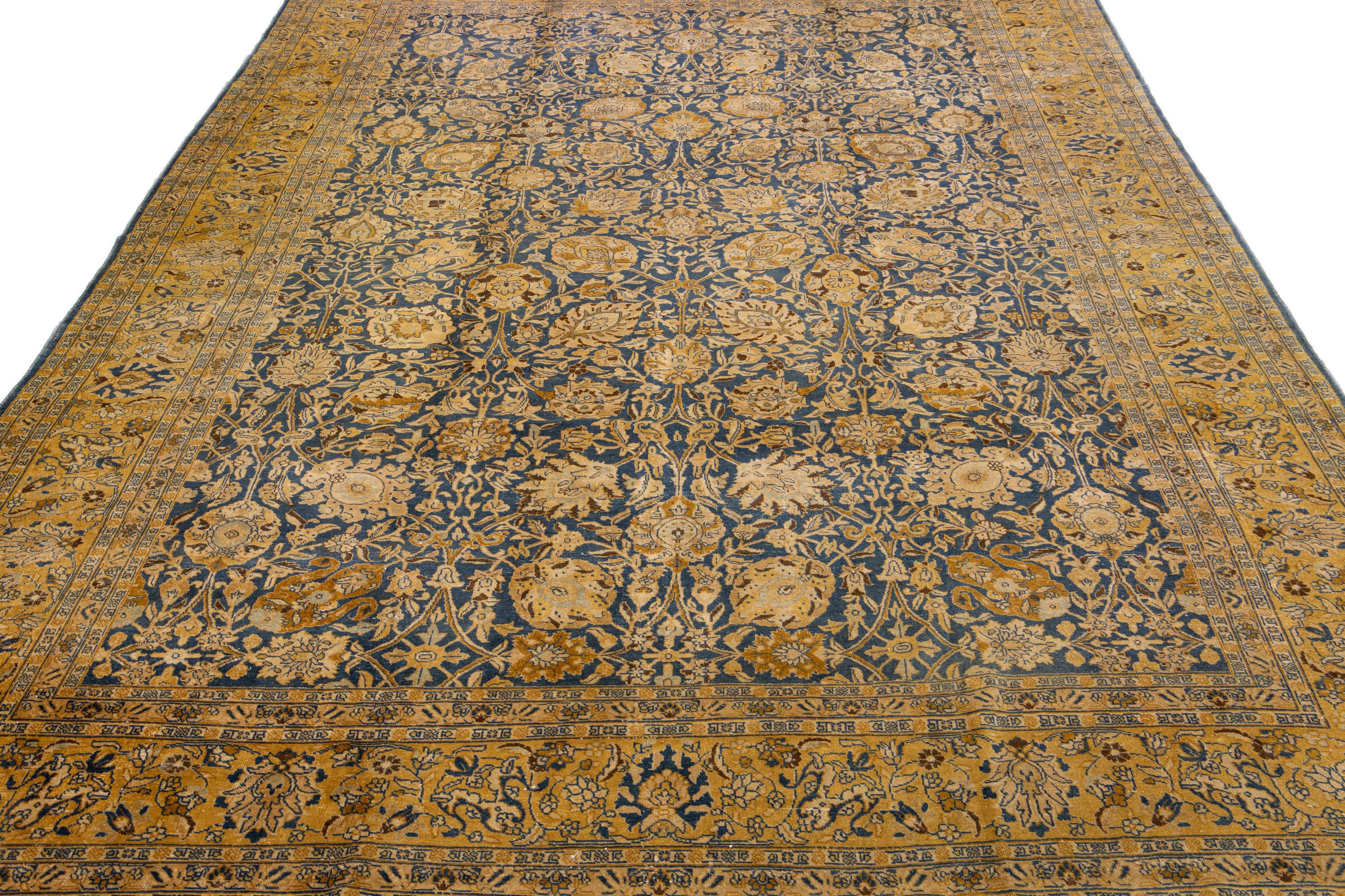 Islamique Tapis persan ancien en laine bleu de Tabriz, fait à la main, à motifs floraux surdimensionnés en vente