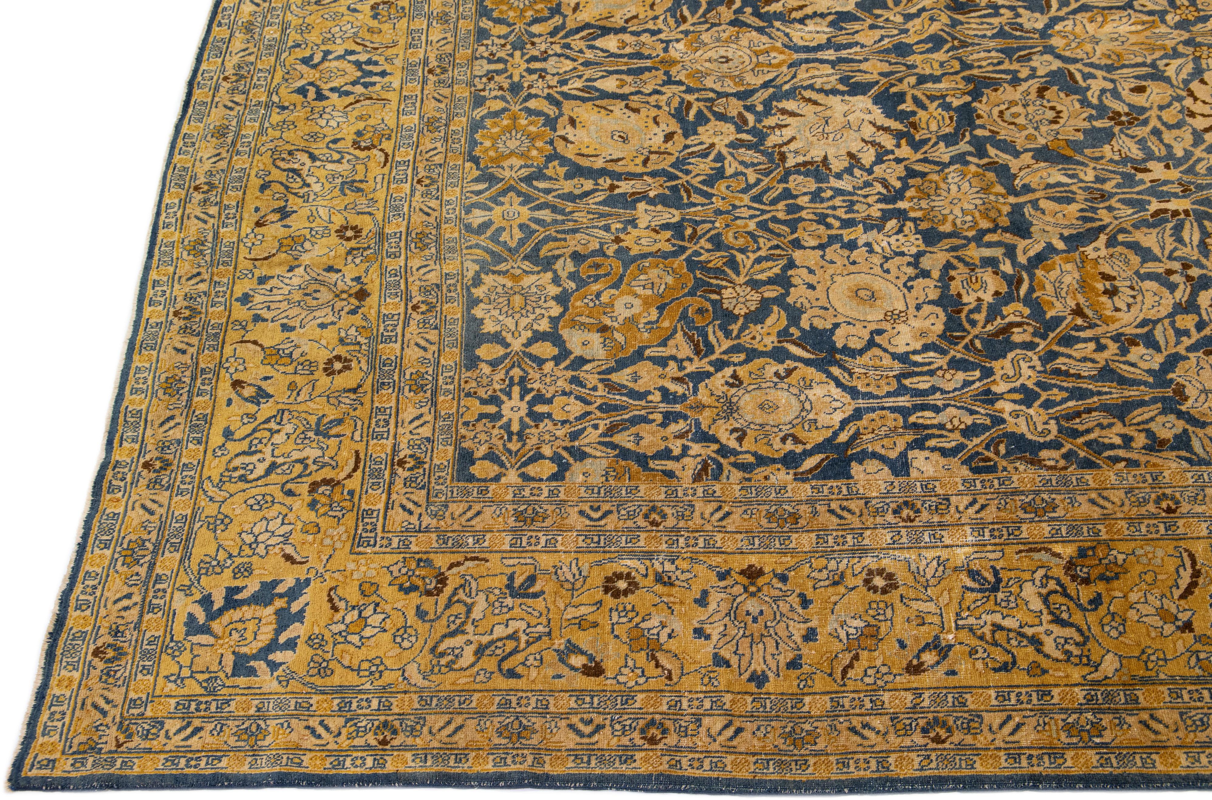 Perse Tapis persan ancien en laine bleu de Tabriz, fait à la main, à motifs floraux surdimensionnés en vente