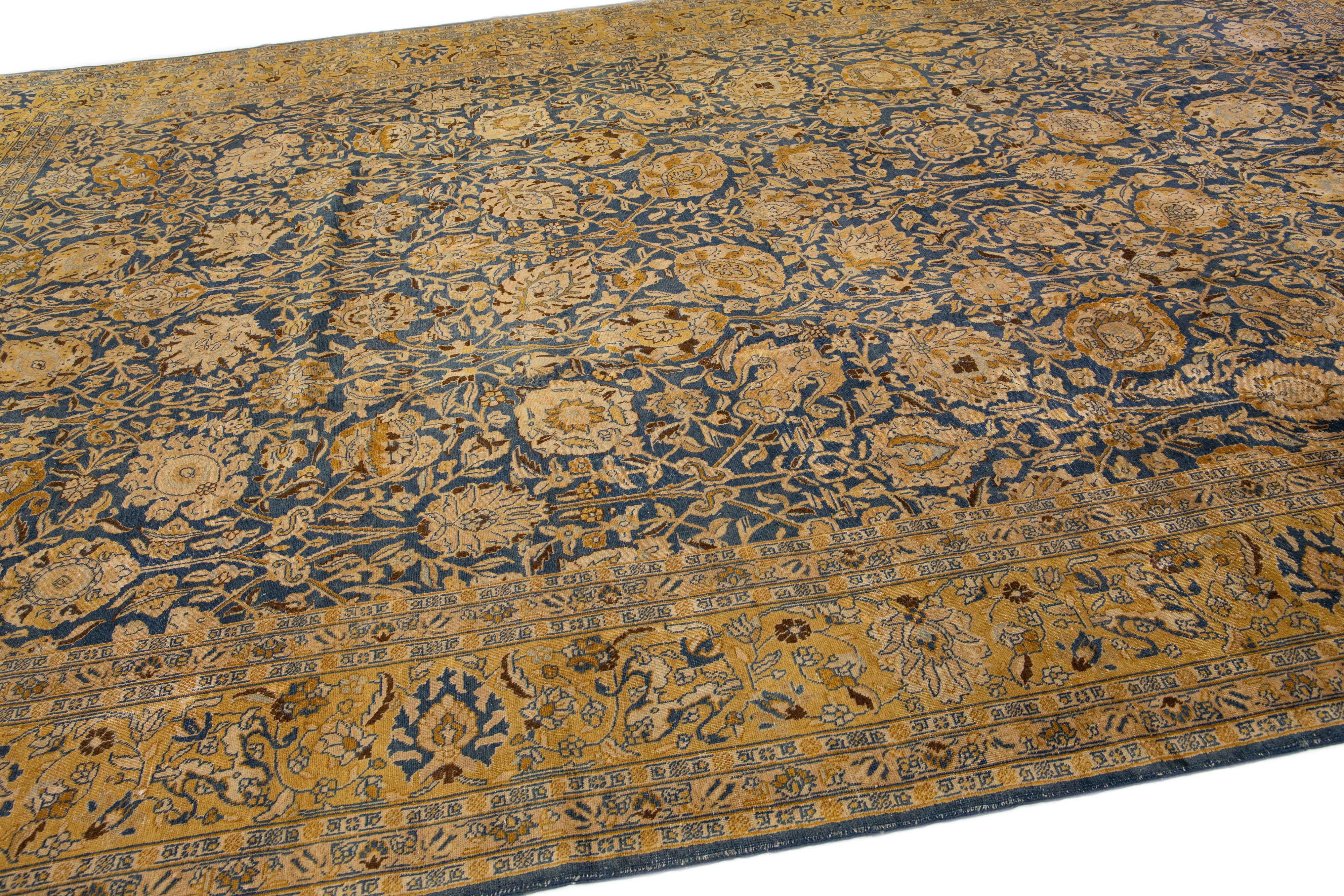 Noué à la main Tapis persan ancien en laine bleu de Tabriz, fait à la main, à motifs floraux surdimensionnés en vente
