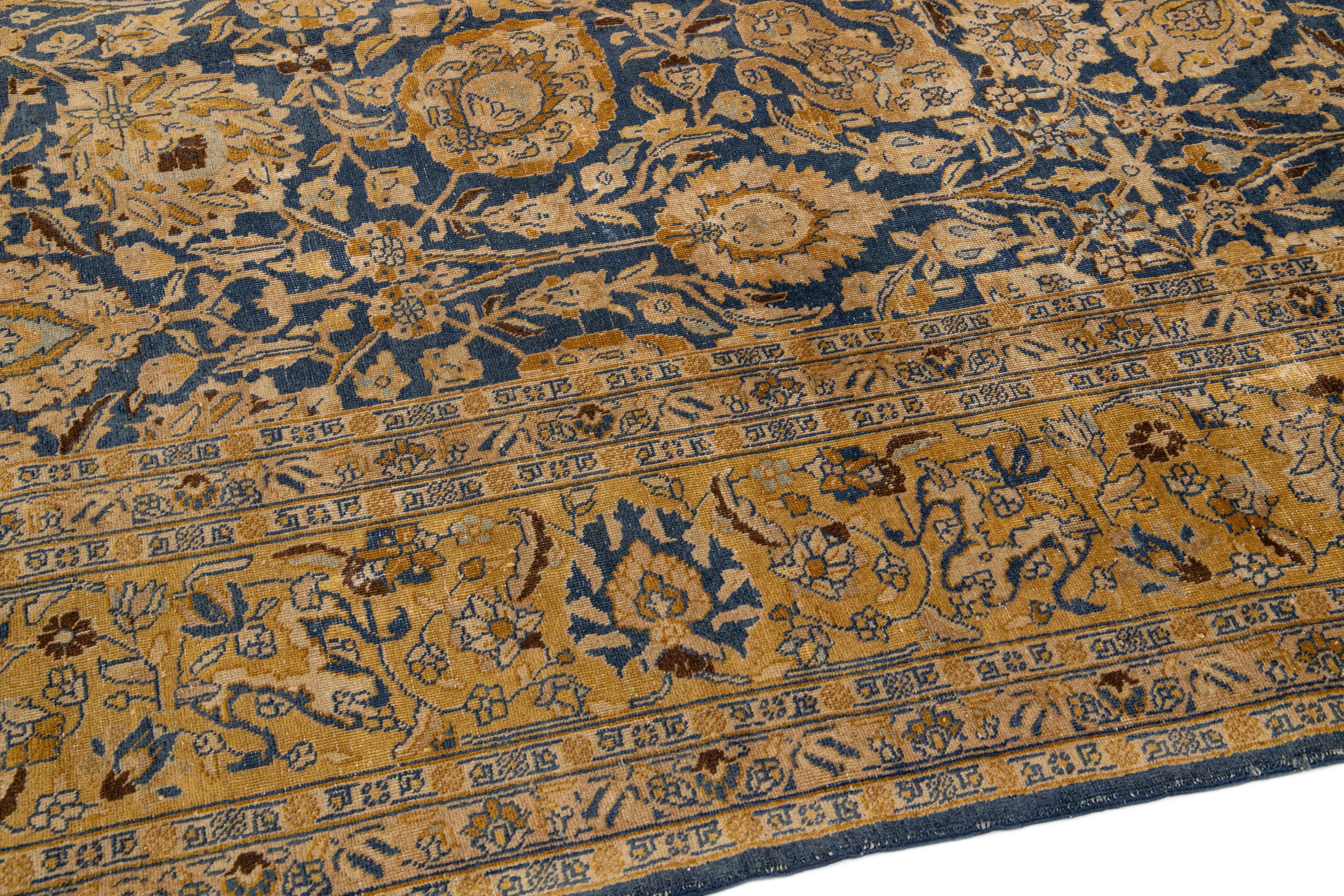 20ième siècle Tapis persan ancien en laine bleu de Tabriz, fait à la main, à motifs floraux surdimensionnés en vente