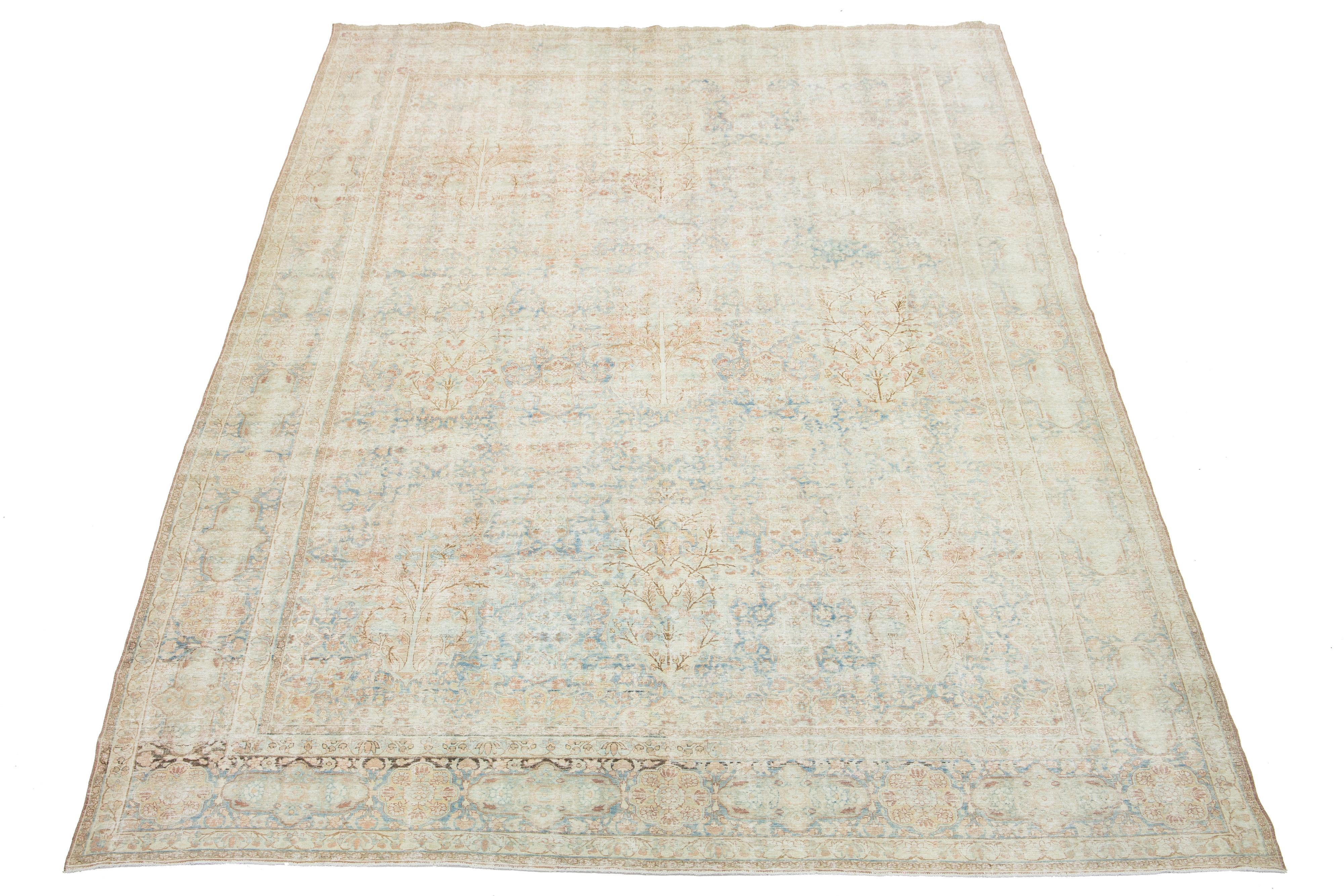 Découvrez le charme exquis de ce tapis antique en laine nouée à la main et vieillie de Charme Antiques. Son champ bleu captivant présente un motif all-over complexe, élégamment complété par des tons chauds rouille et beige. Plus qu'un simple