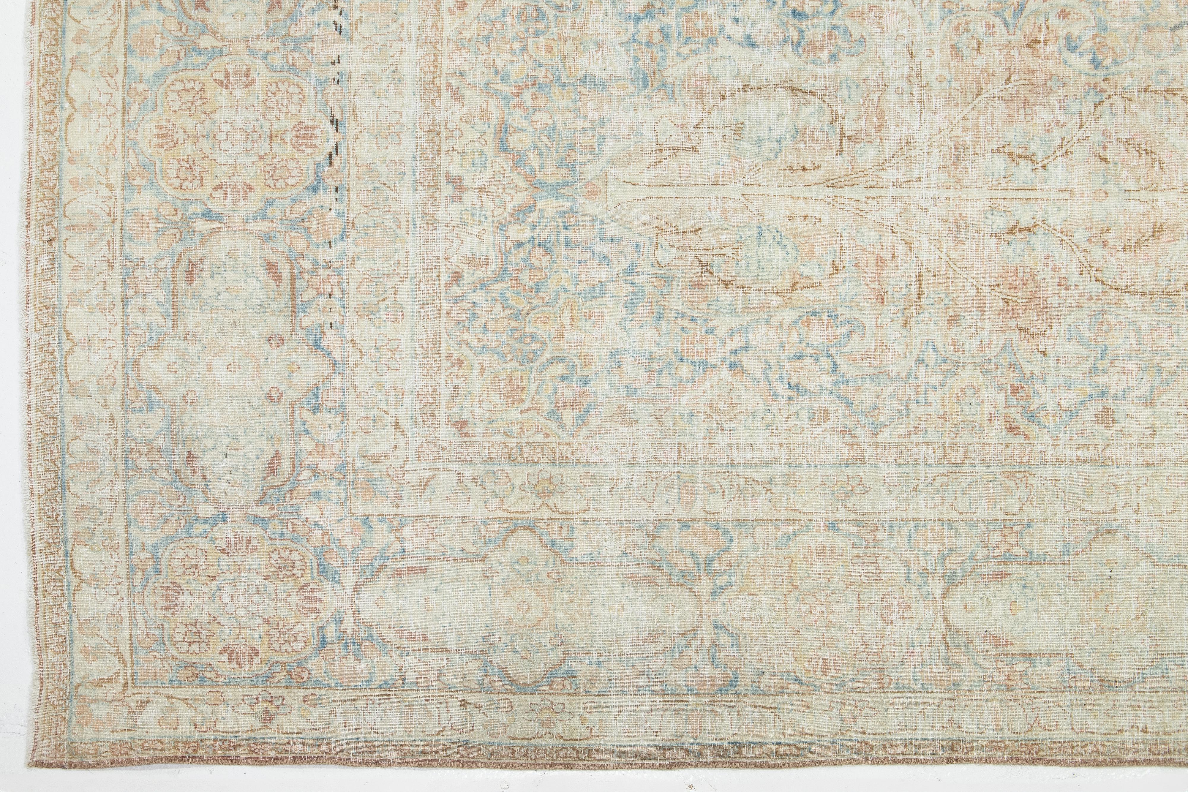 Tapis persan ancien de Tabriz en laine bleue avec motif sur toute la surface des années 1900 en vente 1